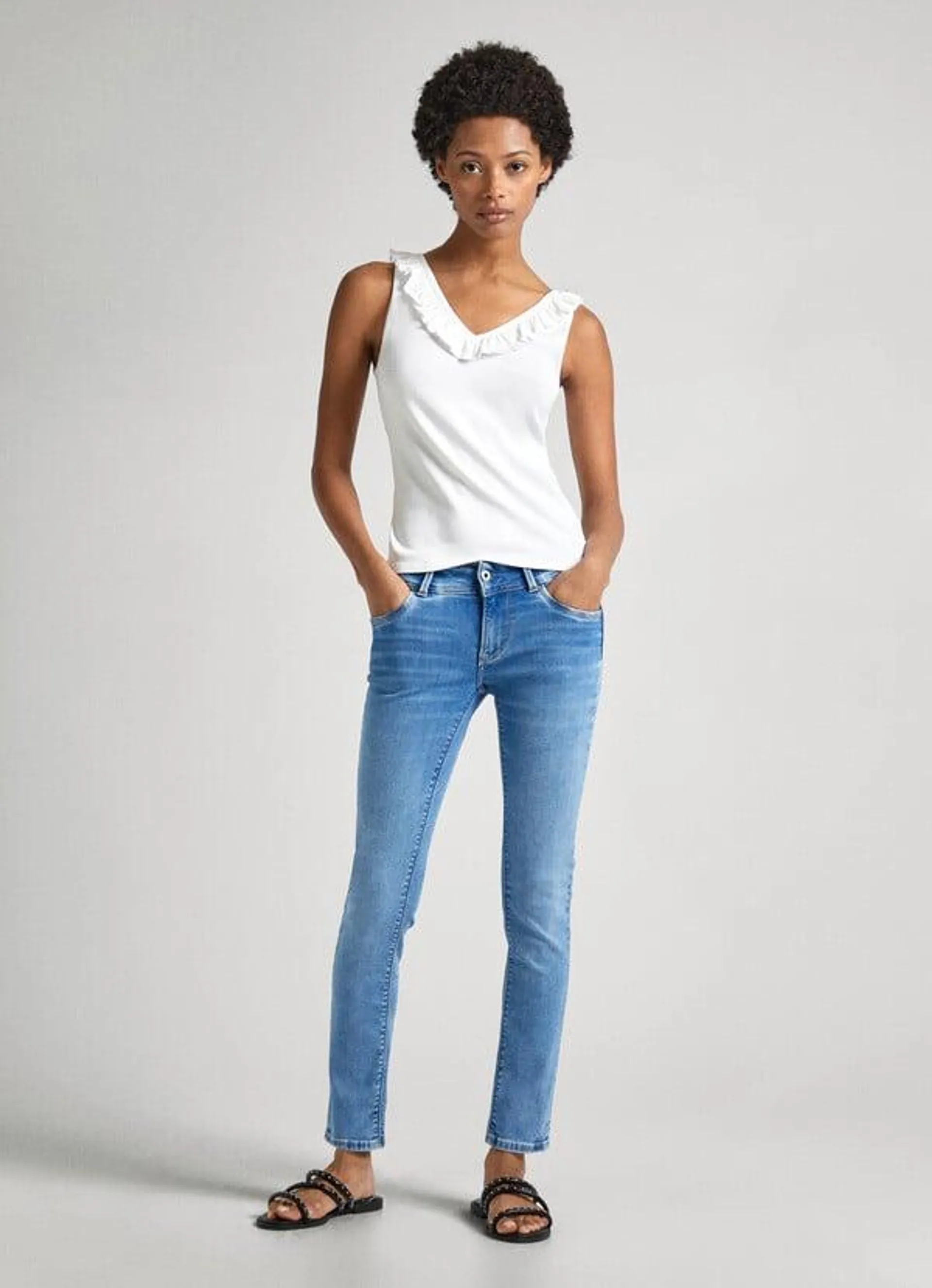 jeans fit slim y tiro bajo - new brooke