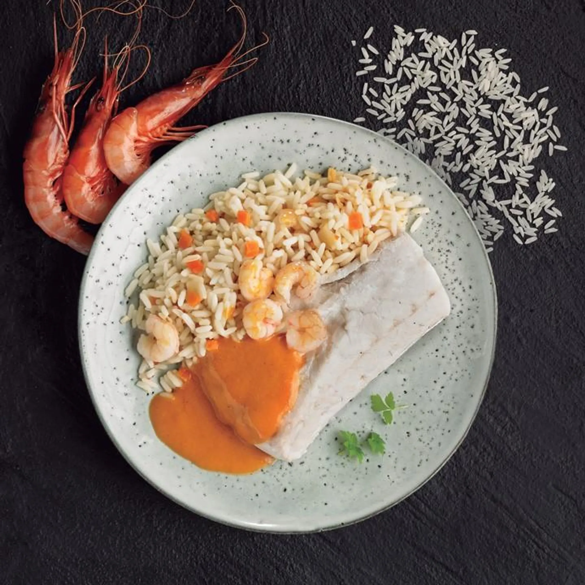 Merluza con salsa de gambas y arroz