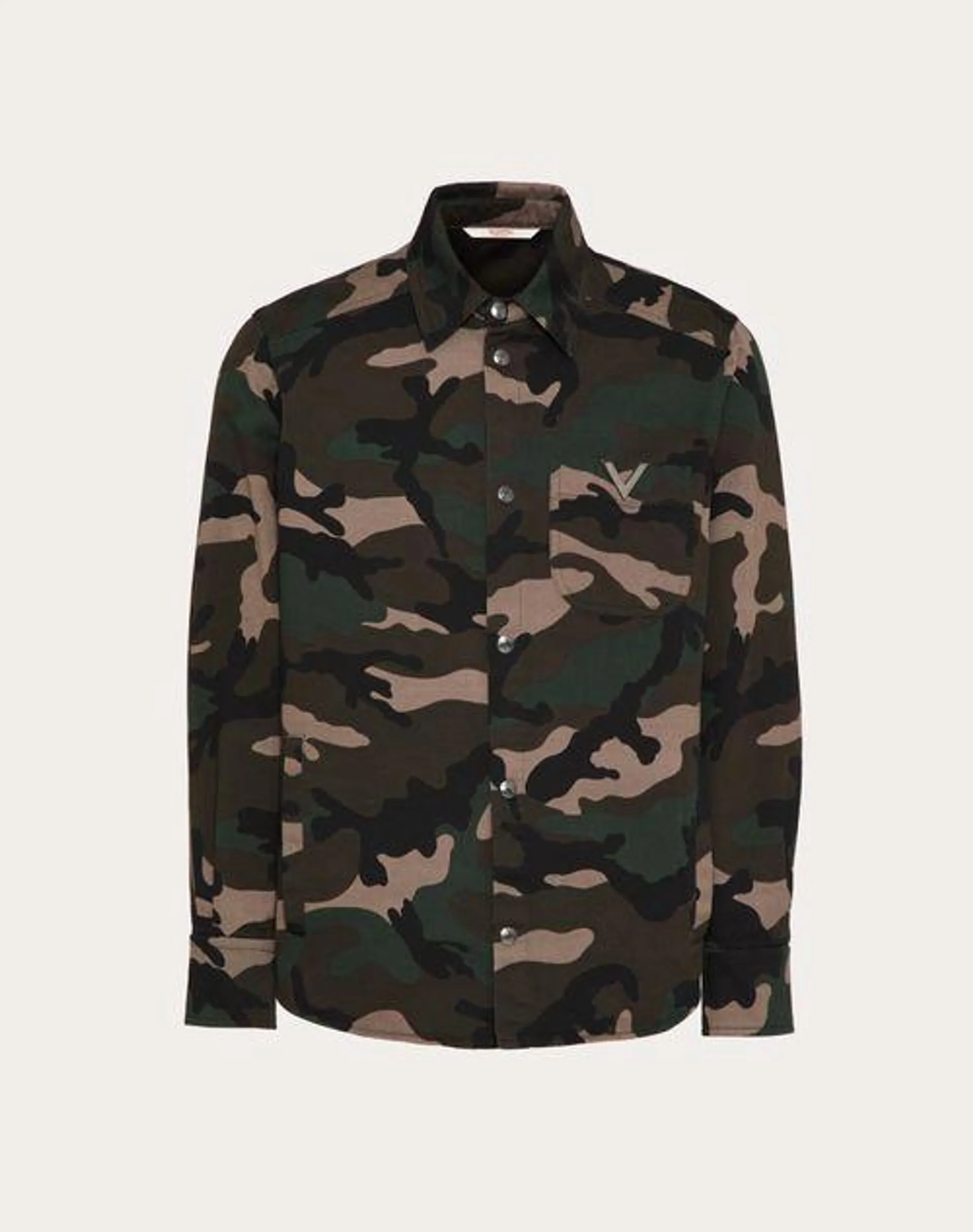 SOBRECAMISA DE GABARDINA DE ALGODÓN CON ESTAMPADO CAMOUFLAGE Y DETALLE DE V METÁLICA