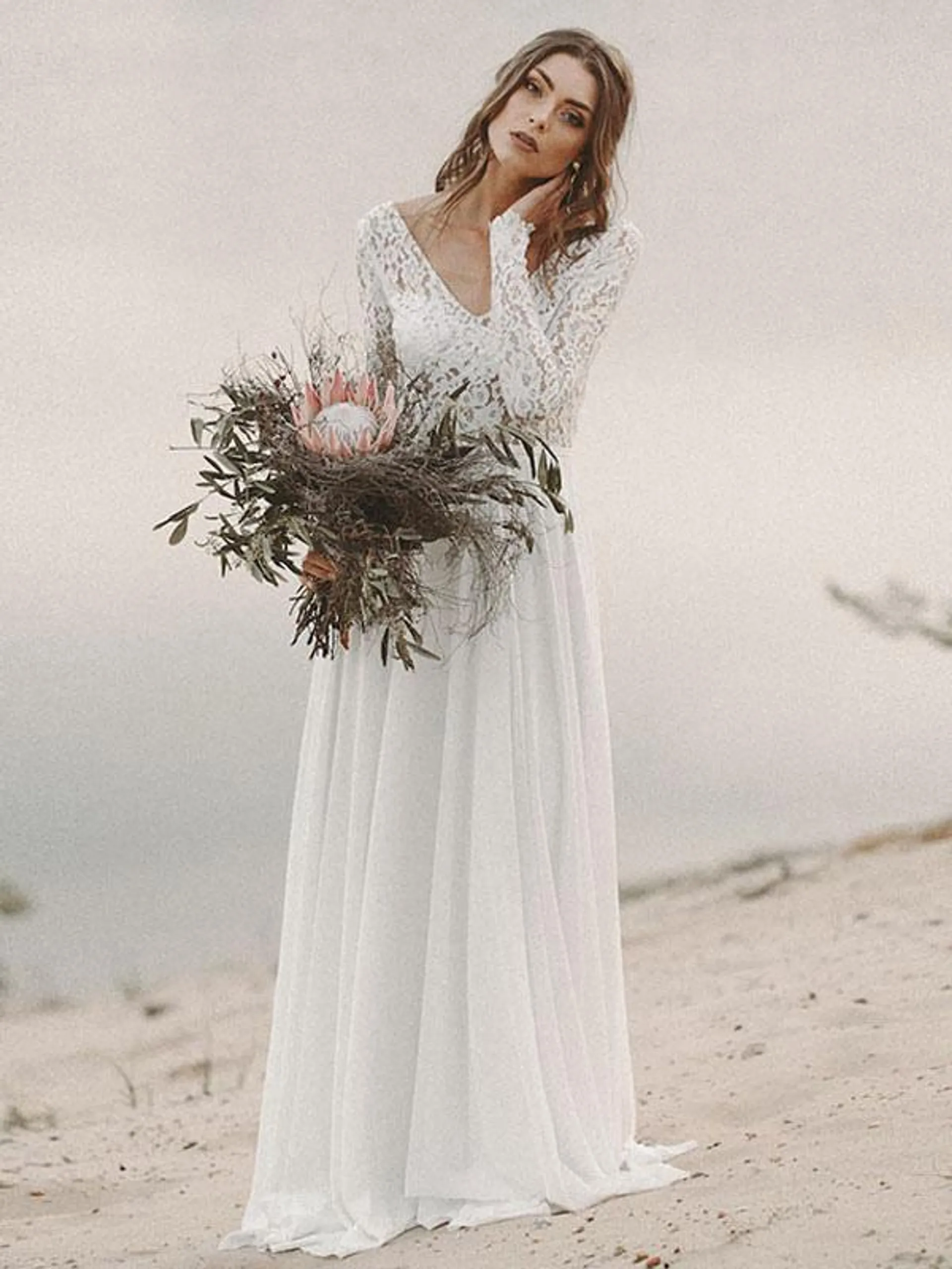 Vestido de novia simple Una línea Cuello en V Manga larga Hasta el suelo Gasa Encaje Vestidos de novia de playa