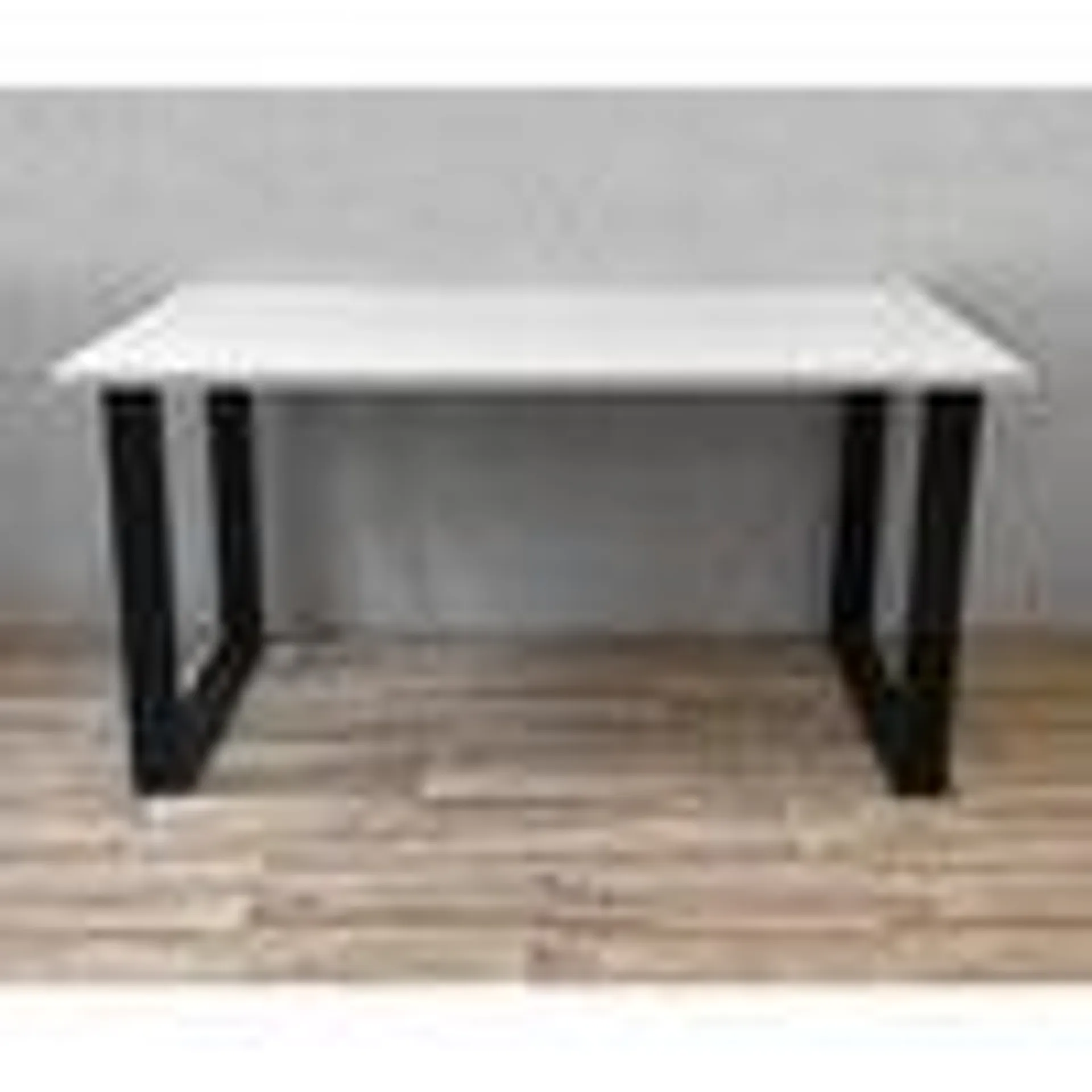 Mesa de escritorio, tapa aglomerado blanco y patas negro. LxAnxAl:140x68x73,5 cm