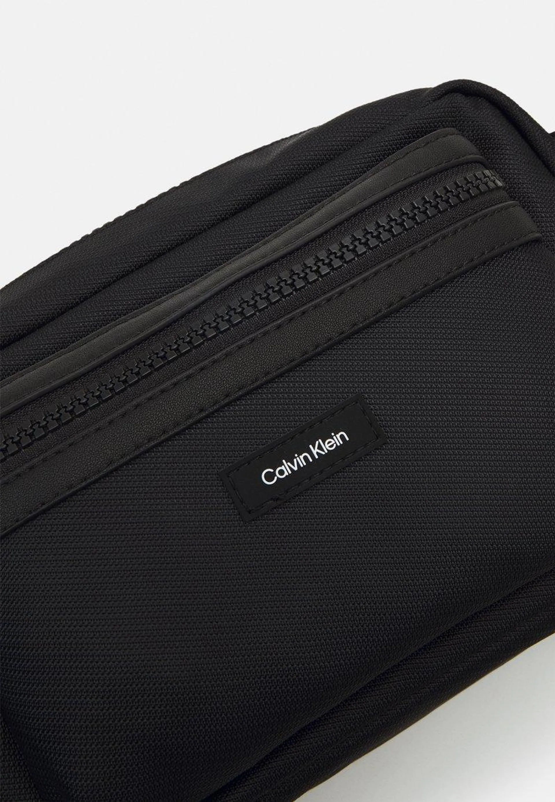 CK ESSENTIAL CAMERA BAG - Bandolera