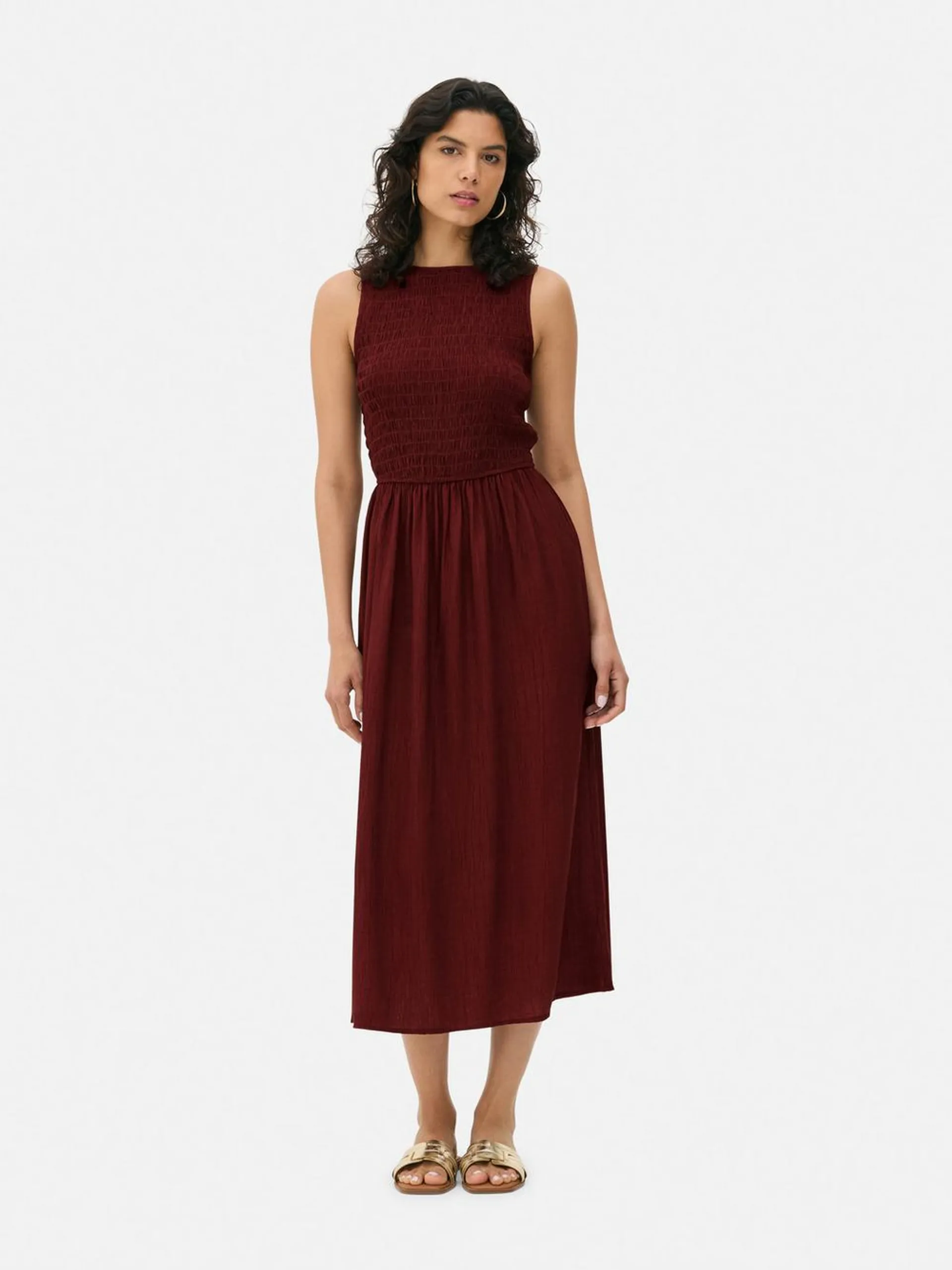 Vestido midi sin mangas con corpiño fruncido