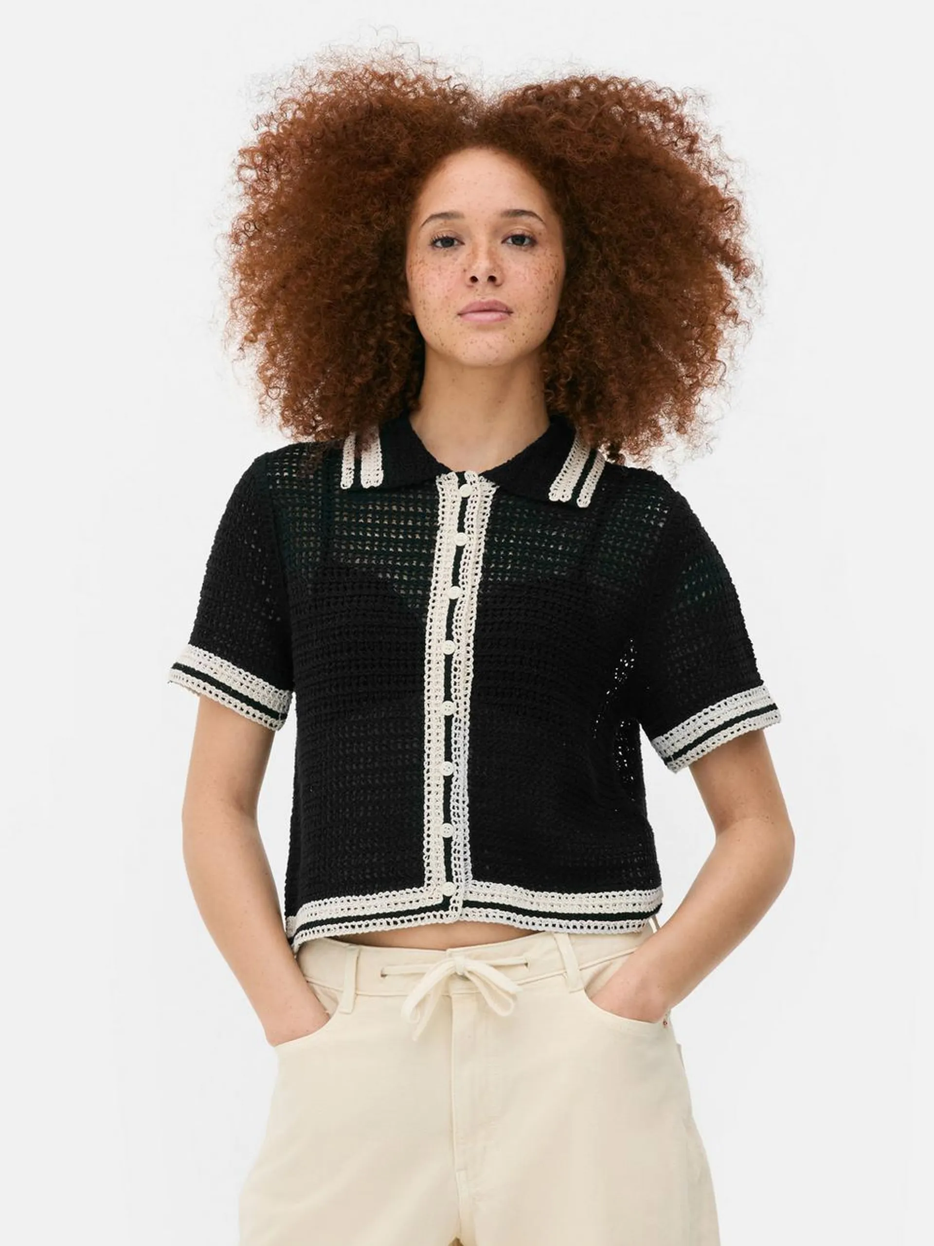 Camisa de crochet monocromática de manga corta