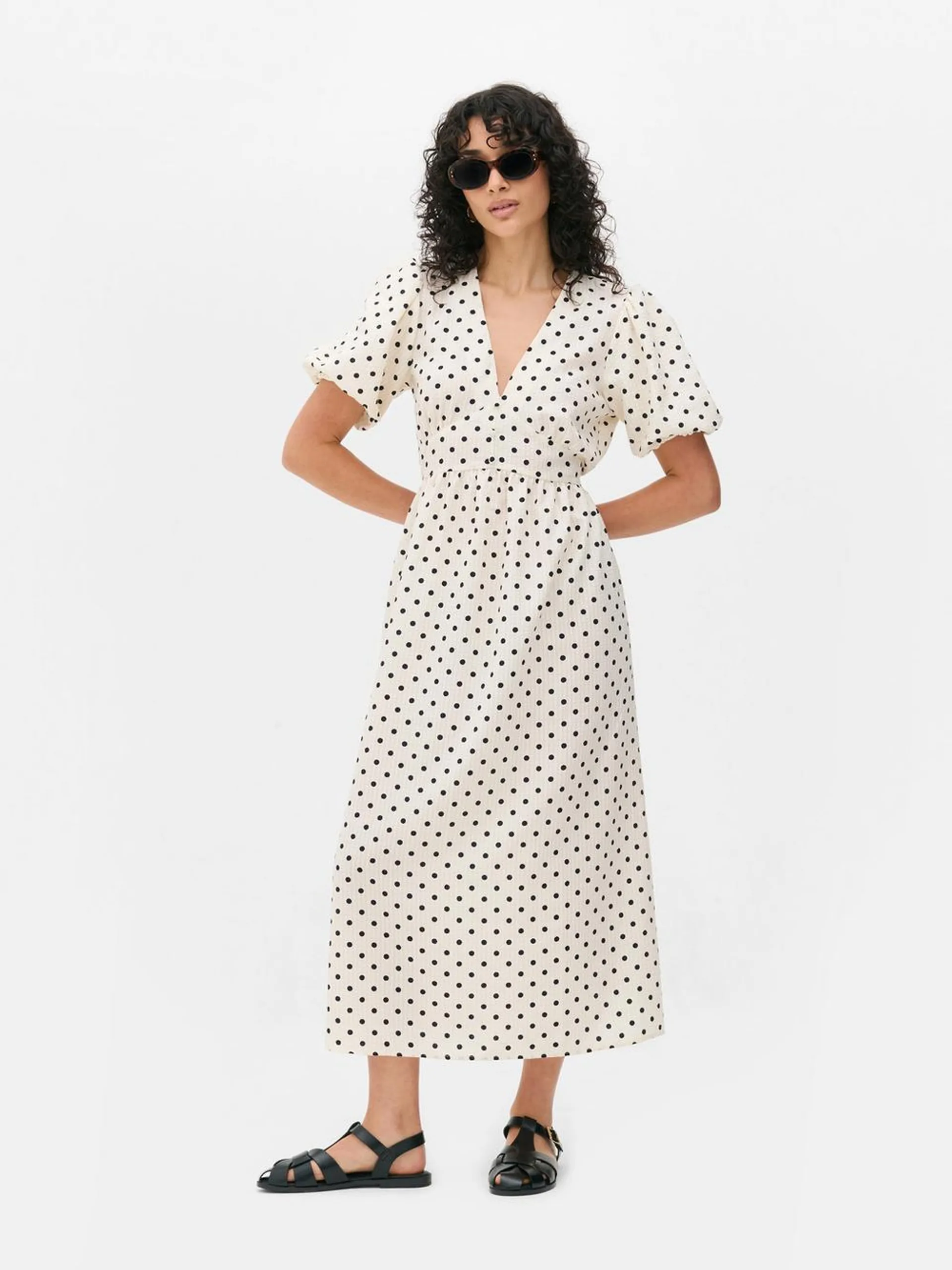 Vestido midi texturizado con botones