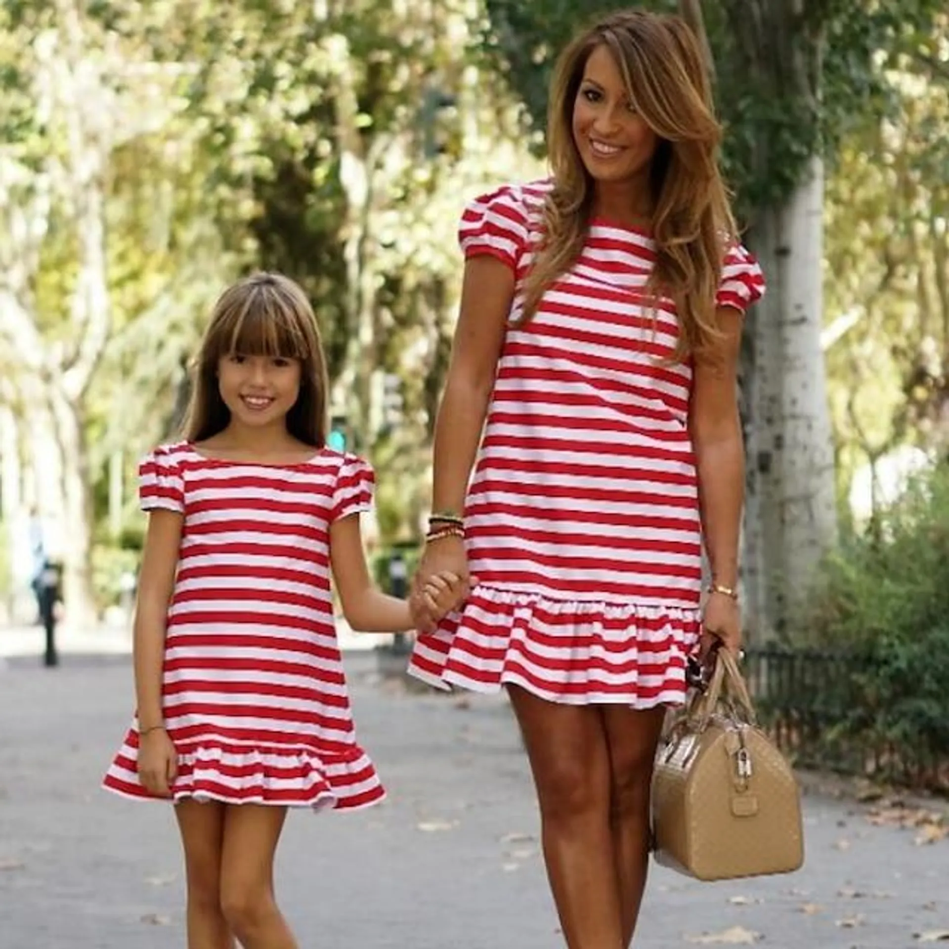 mami y yo vestidos gráficos deportivos a rayas &amp; Vestido camisero rojo fruncido de manga corta por encima de la rodilla, vestido de camiseta, trajes a juego activos