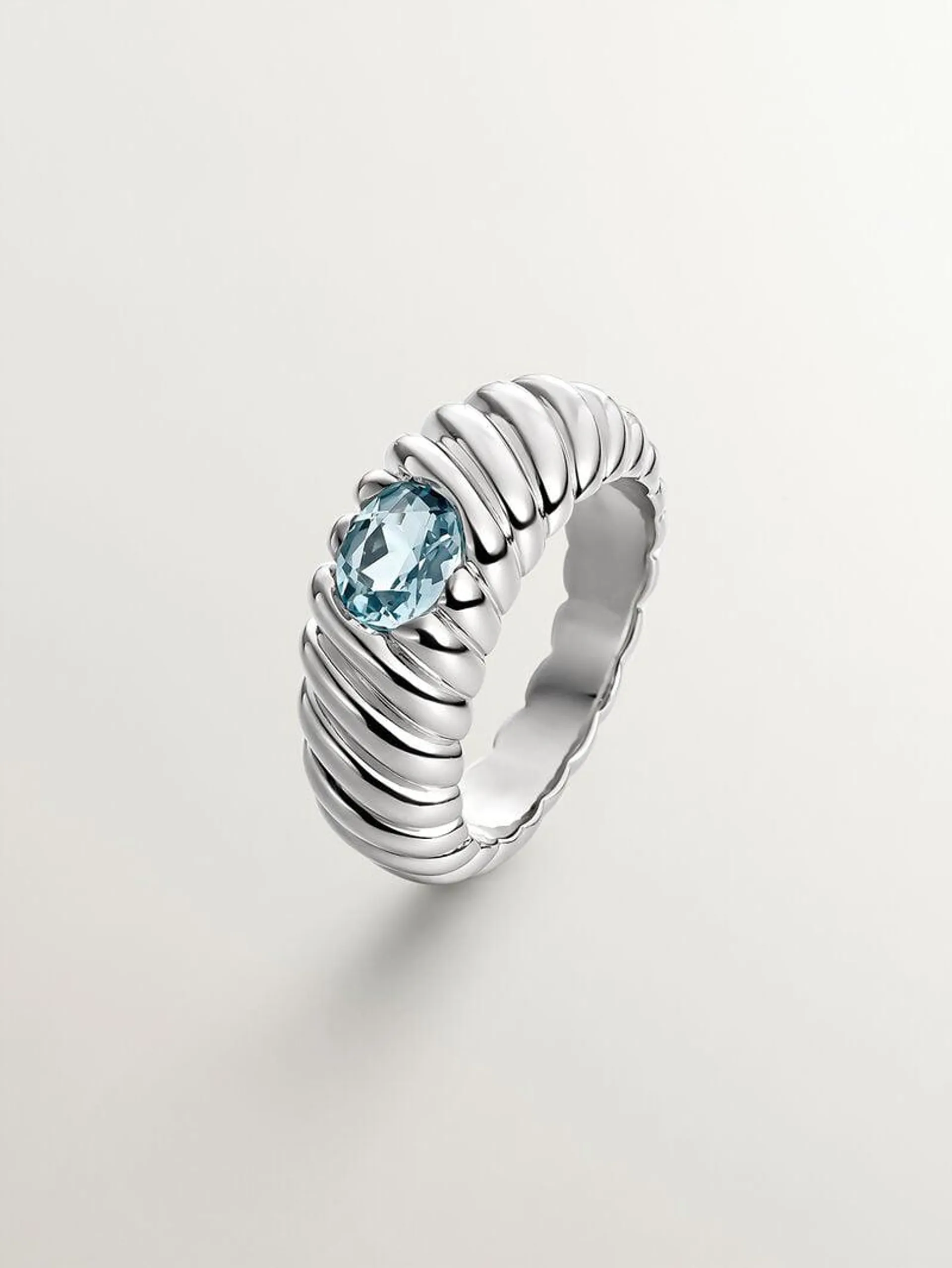 Anillo gallonado de plata 925 con topacio azul sky