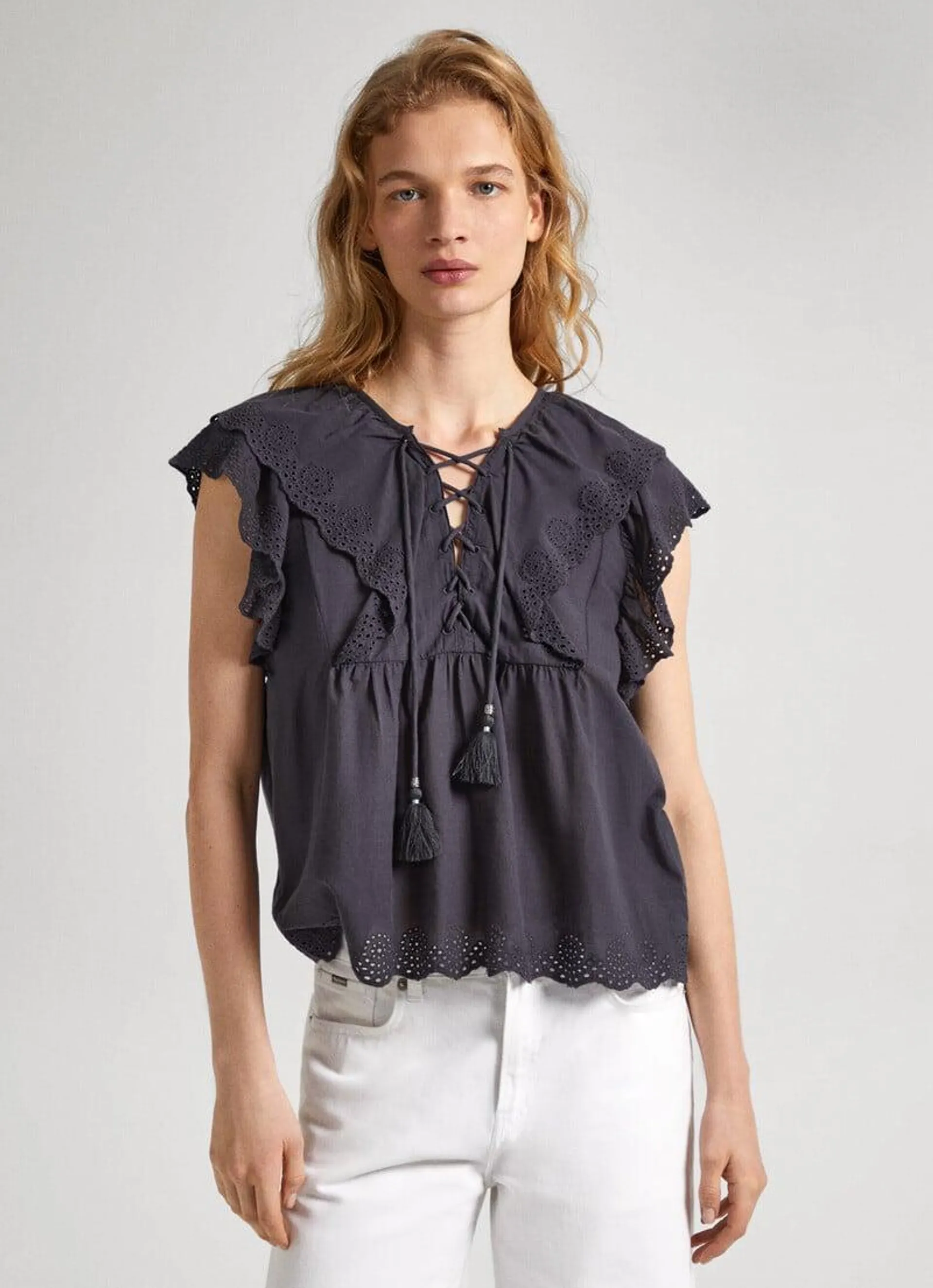 BLUSA CON VOLANTES CALADOS