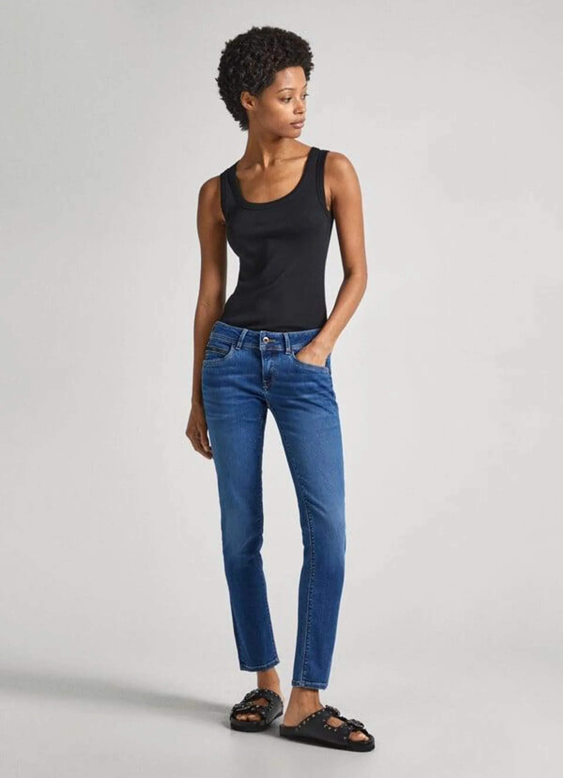 jeans fit slim y tiro bajo - new brooke