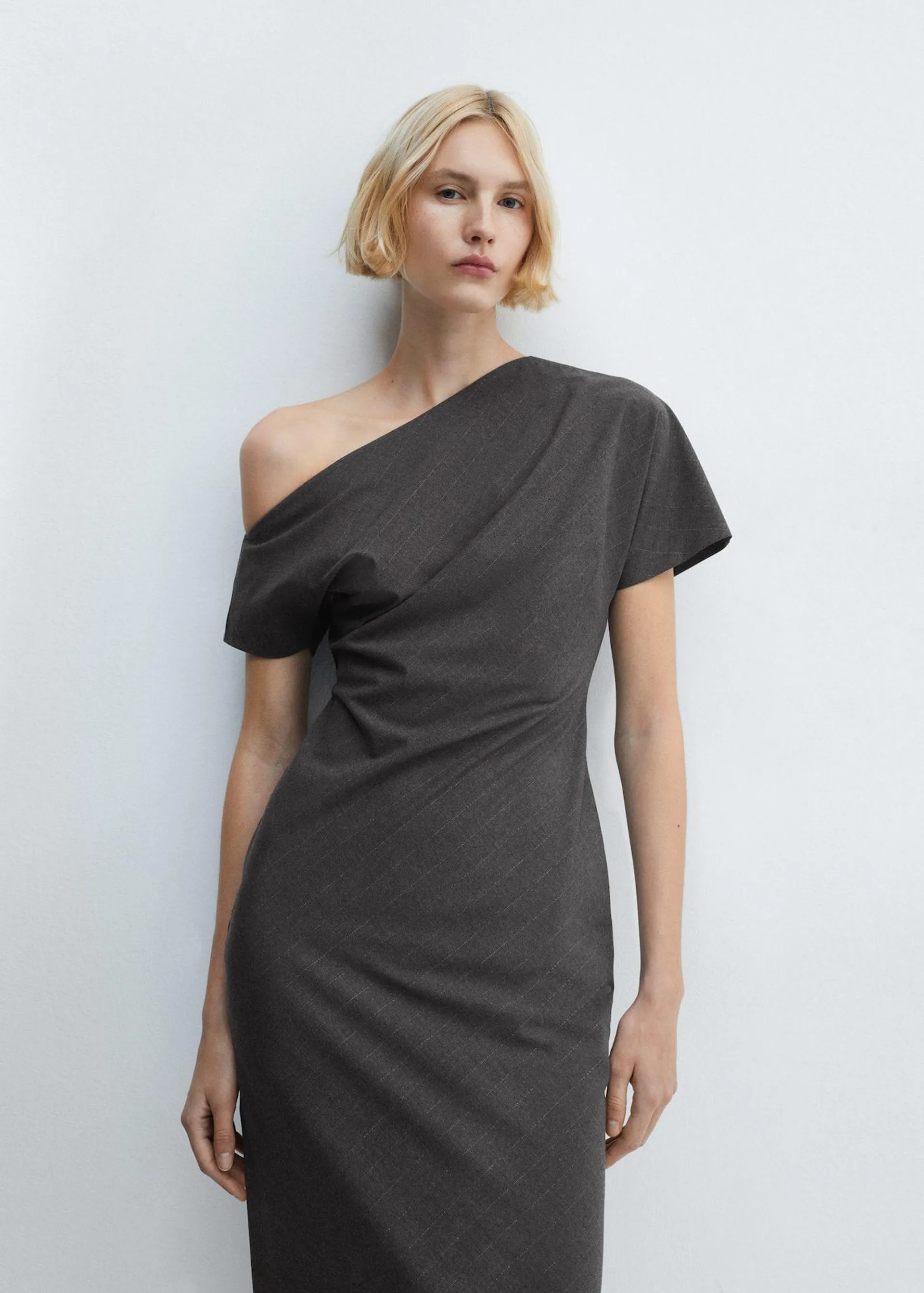 Robe asymétrique ouverture latérale