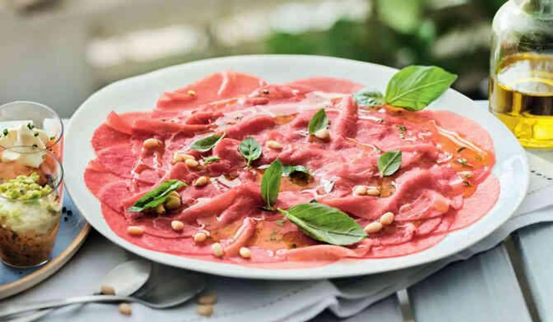 Carpaccio de bœuf et sa marinade à l'huile d'olive 5 % et au basilic