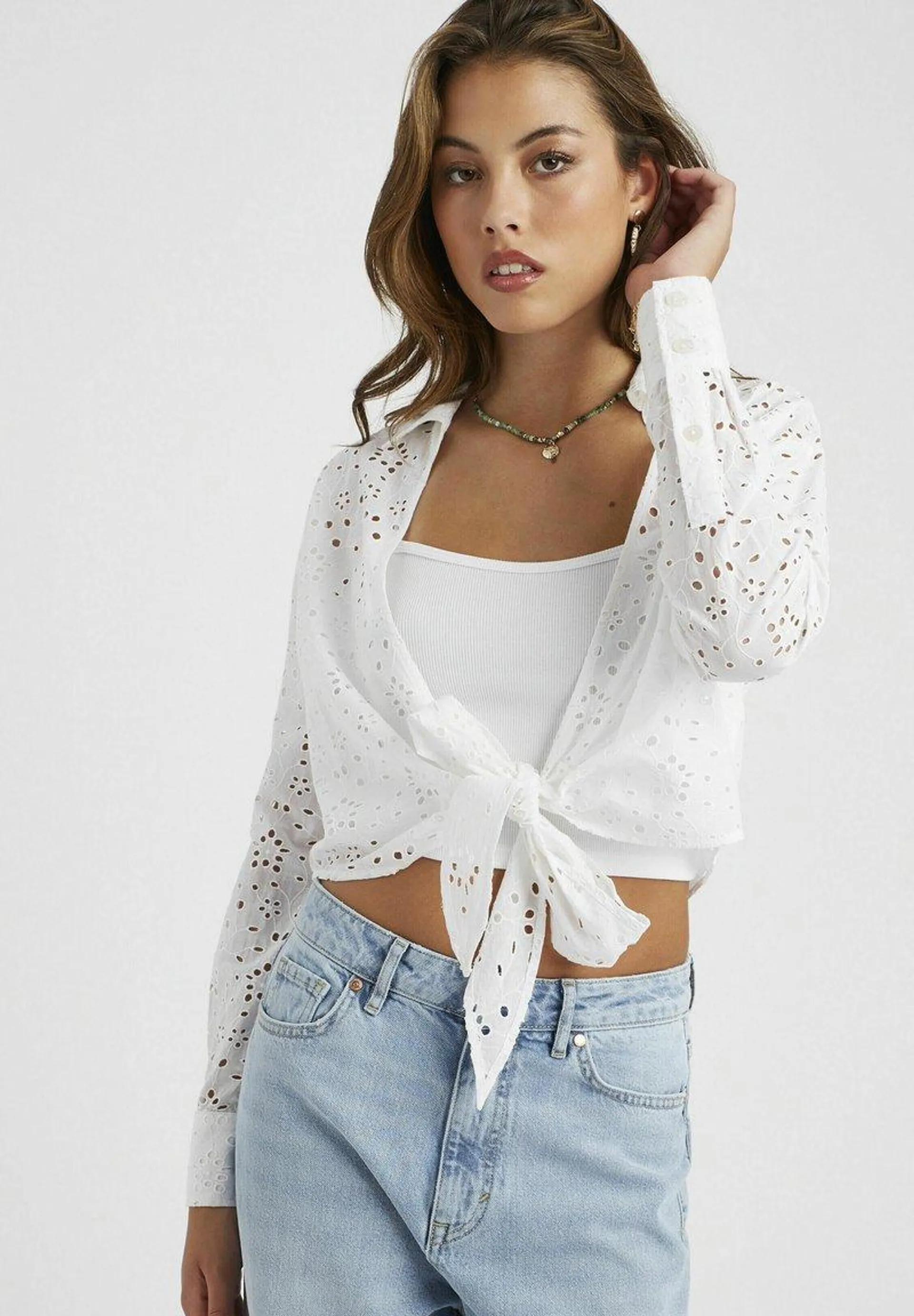 À NOUER EN BRODERIE ANGLAISE - Blouse