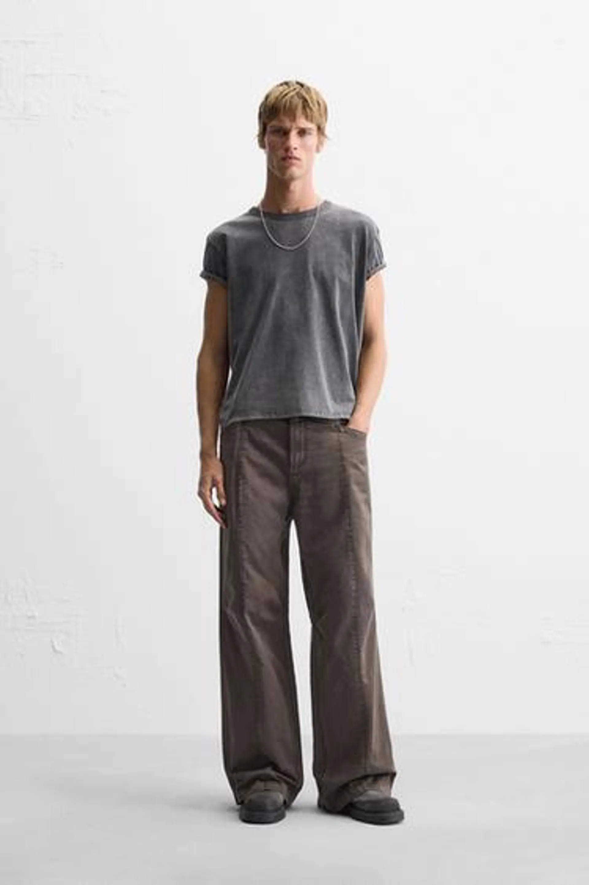 PANTALON AVEC COUTURES EFFET DÉLAVÉ