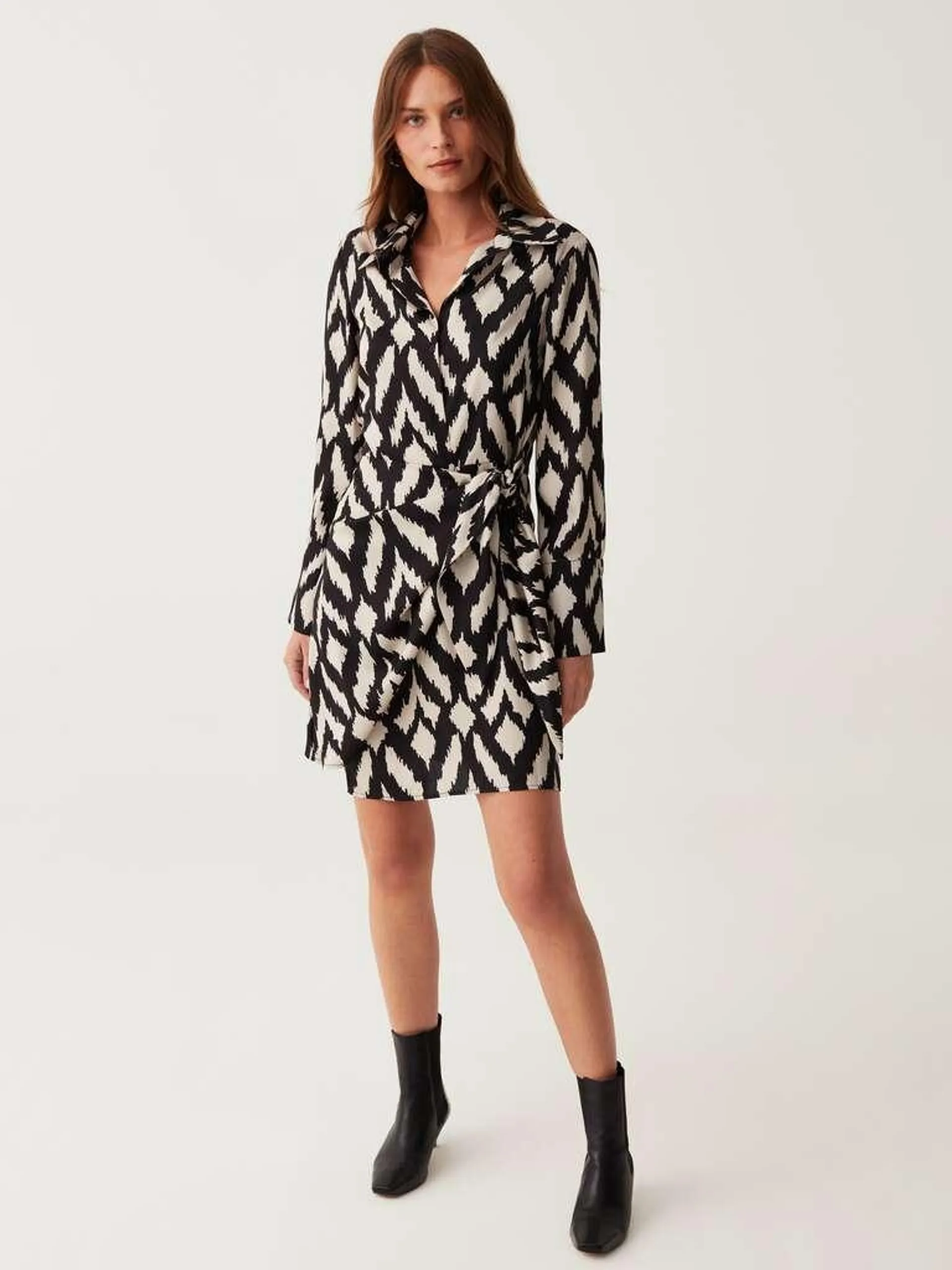 Wraparound shirt dress with ikat print Blanc/noir