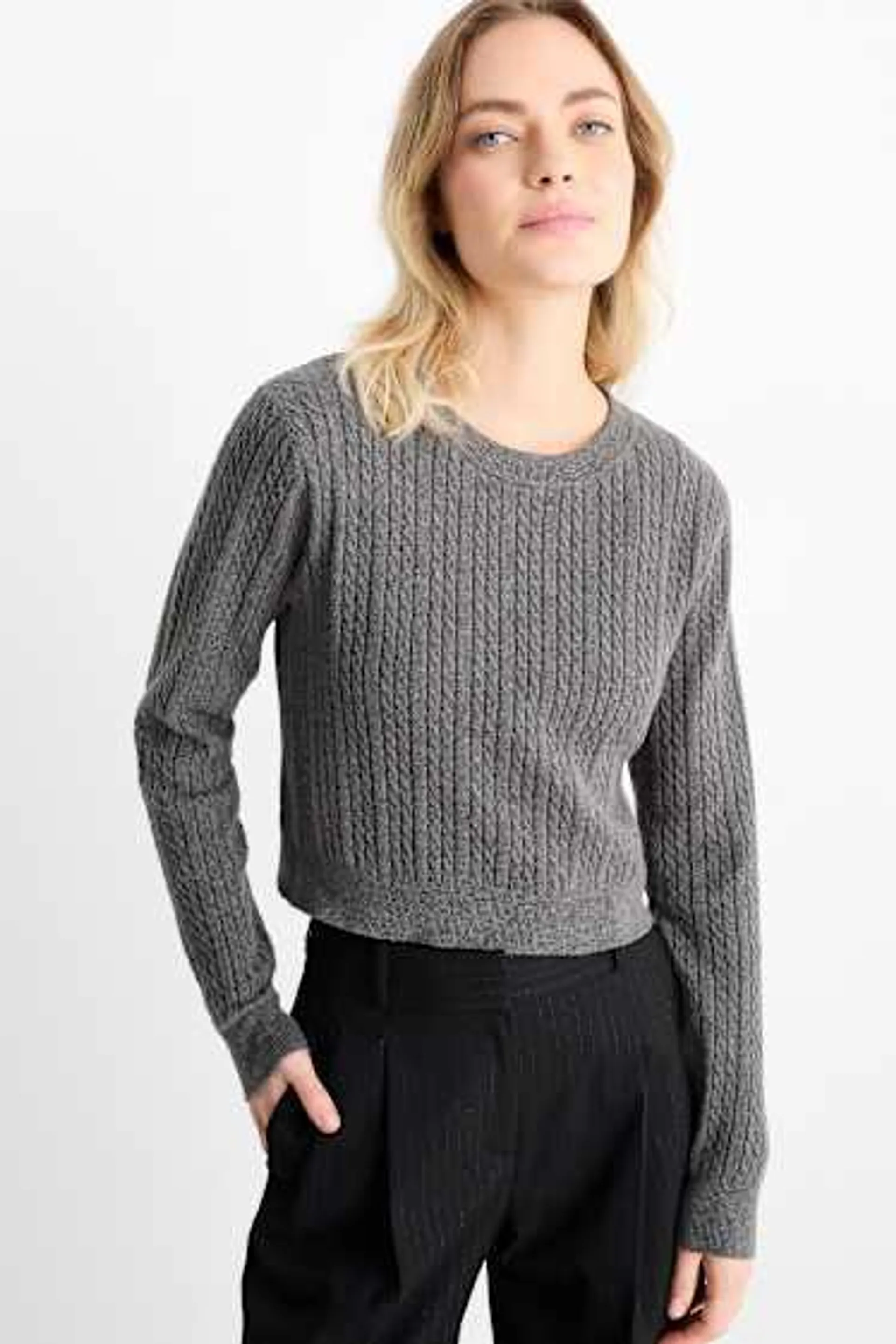 Cropped jumper - cable knit pattern