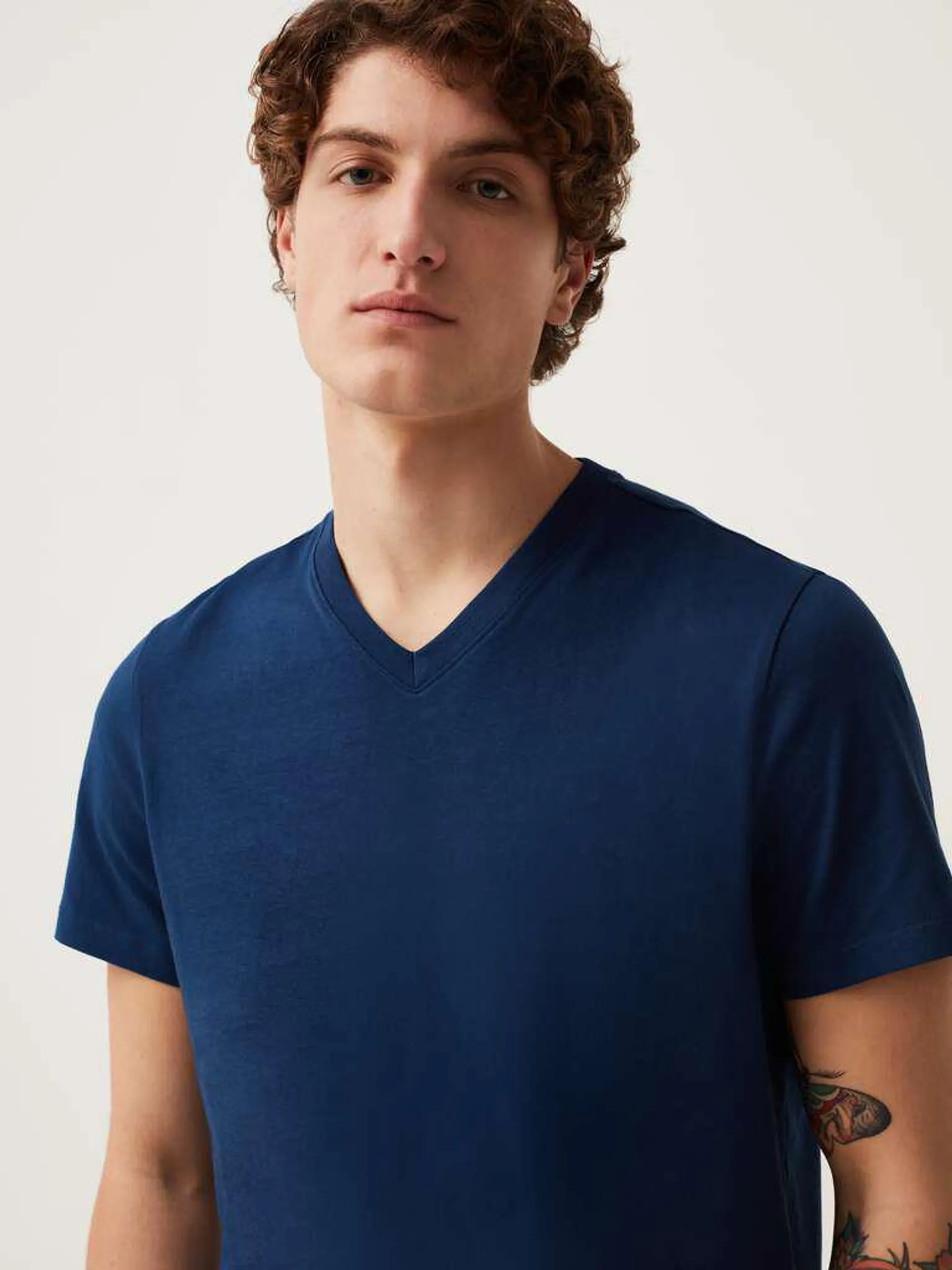 T-shirt in cotone bio con scollo a V Bleu royal