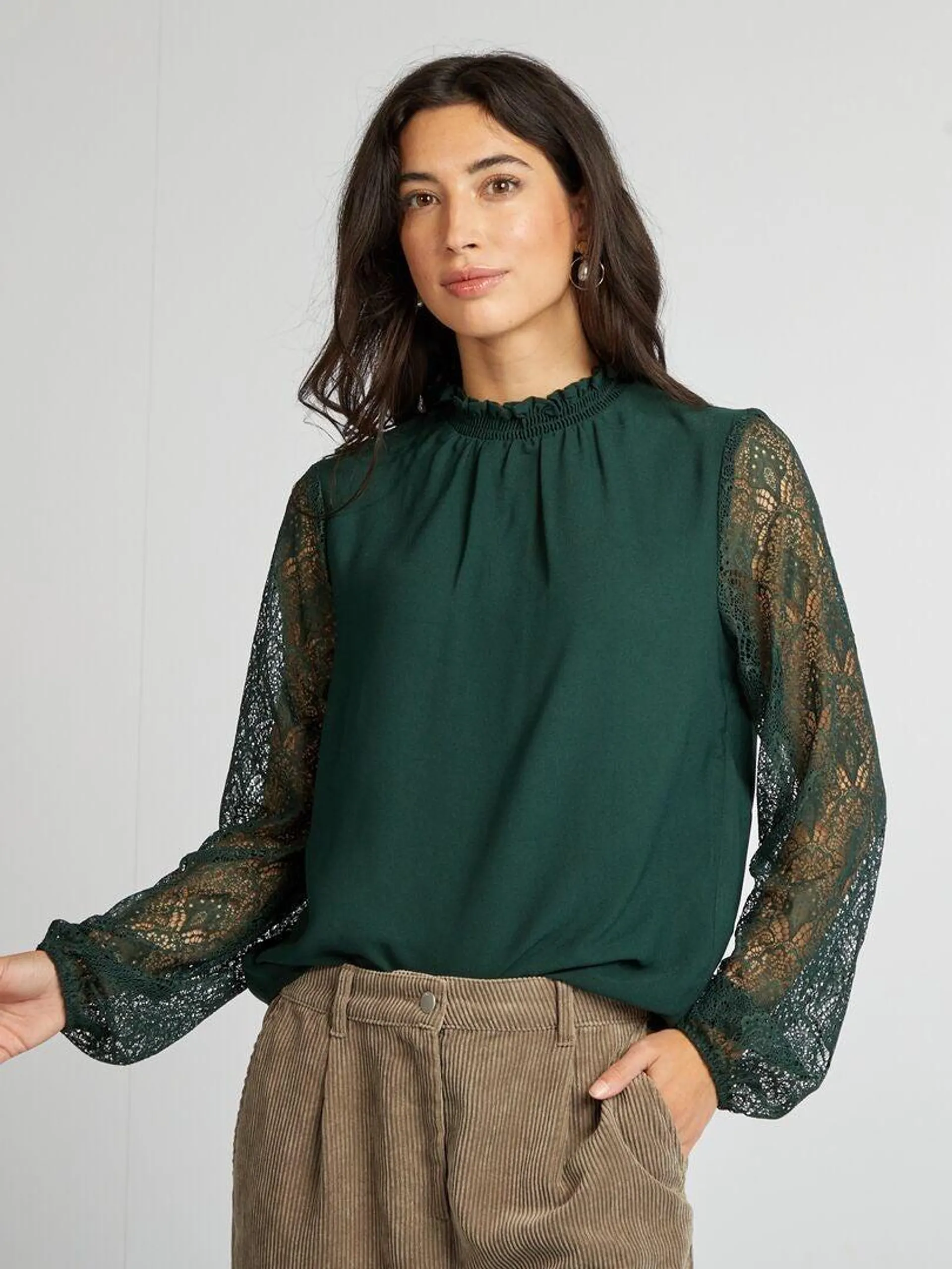 Blouse fluide avec col volanté et manches en dentelle - Vert