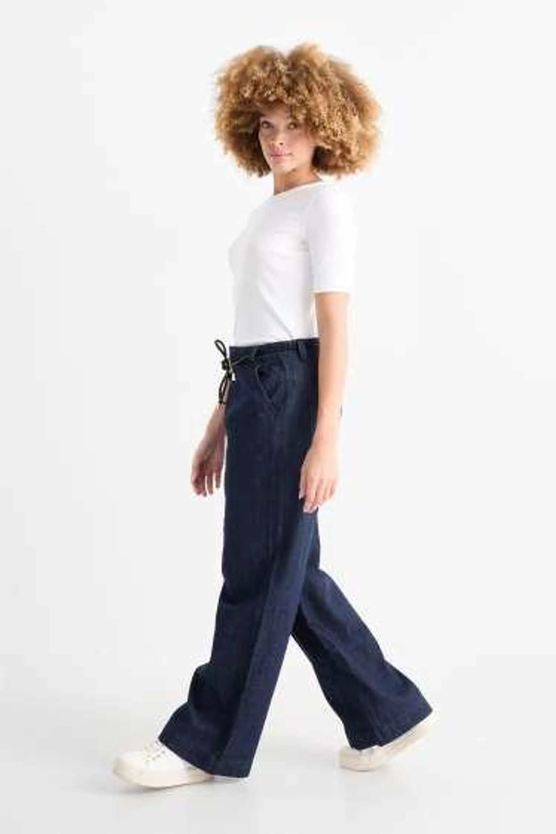 Wide leg jeans - mid-rise waist