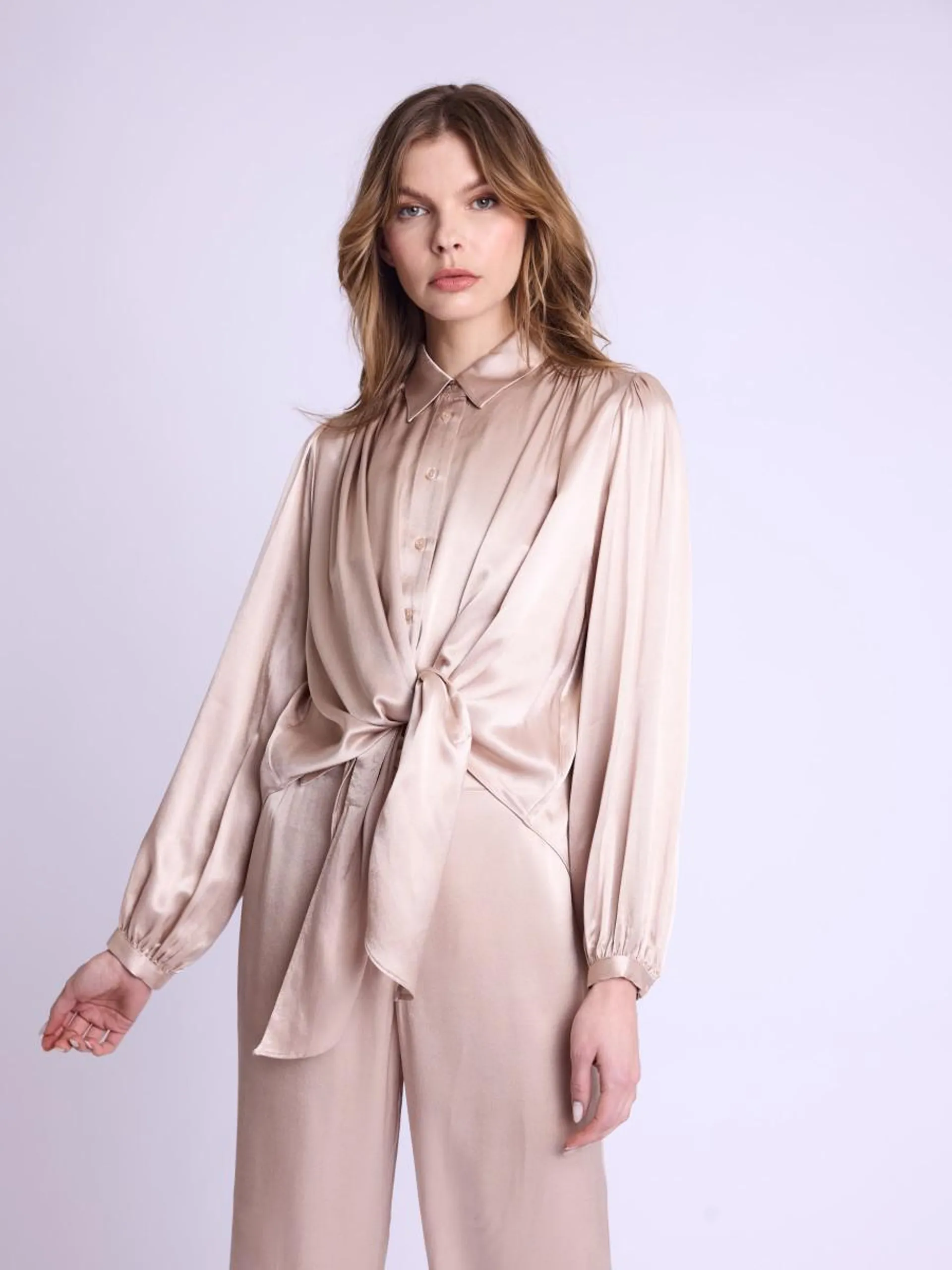 CASSIA | Chemise camel unie à nouer