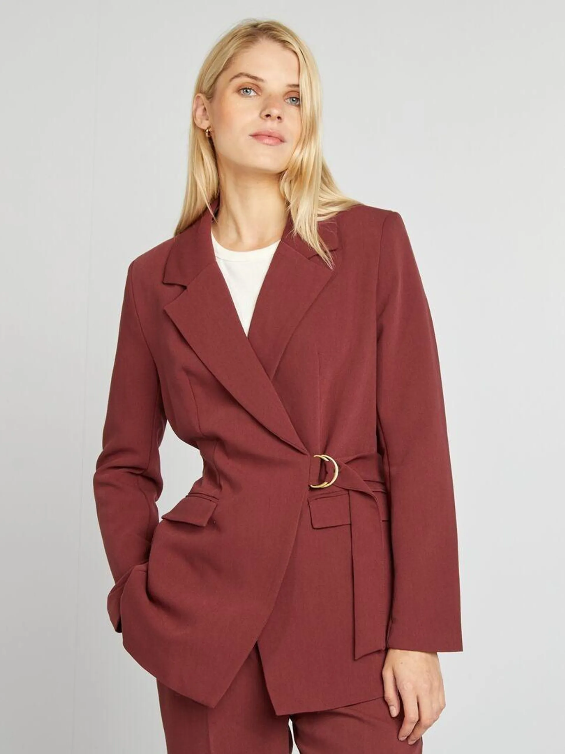 Veste tailleur longue avec boucle - Bordeaux