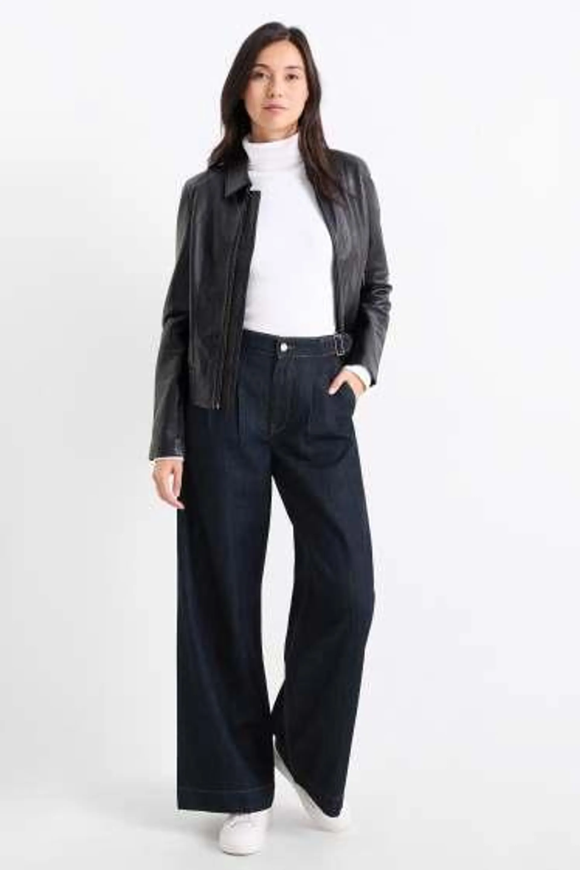 Wide leg jeans - mid-rise waist