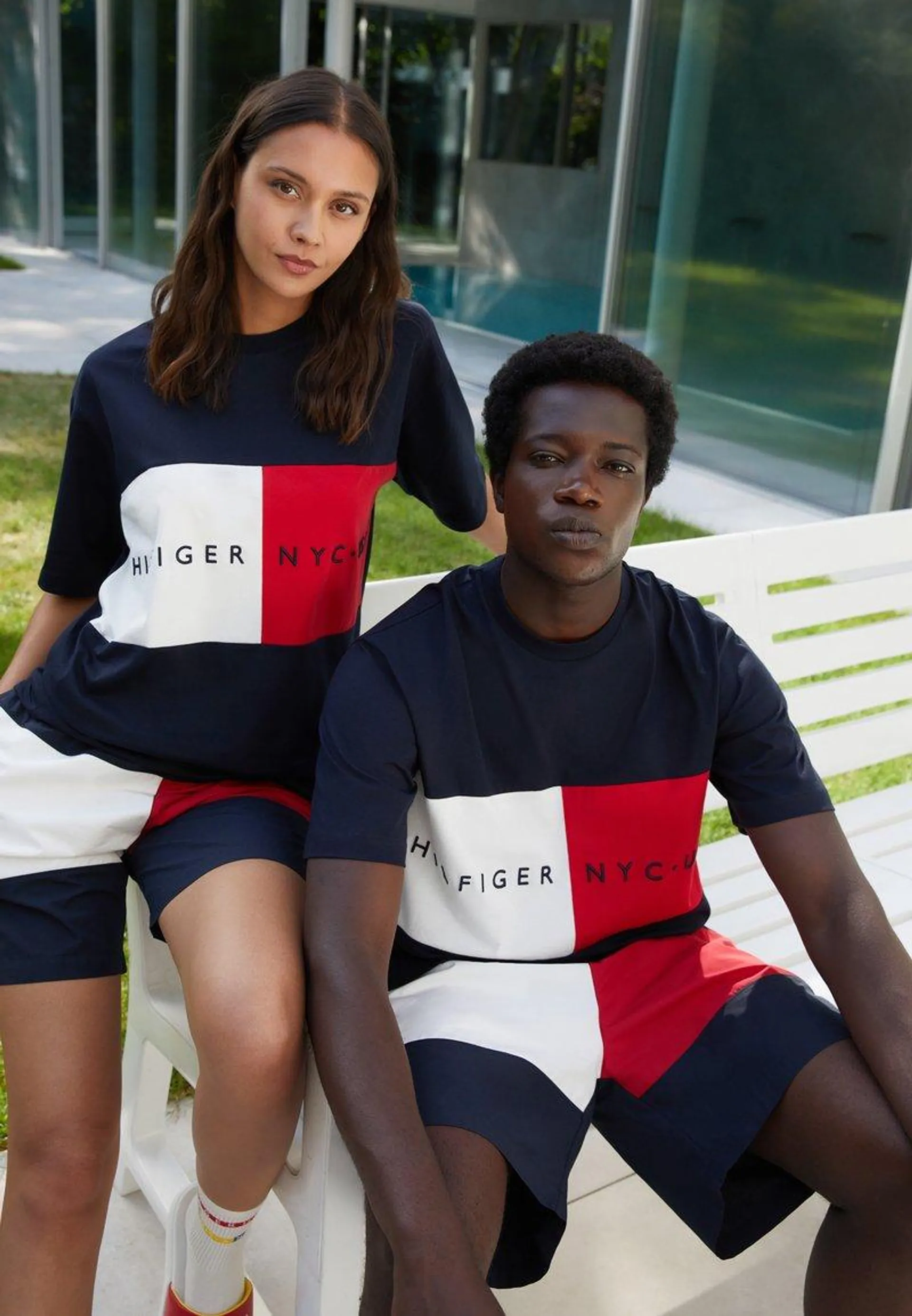 EXCLUSIVE UNISEX HILFIGER TEAM FLAG TEE - T-shirt imprimé