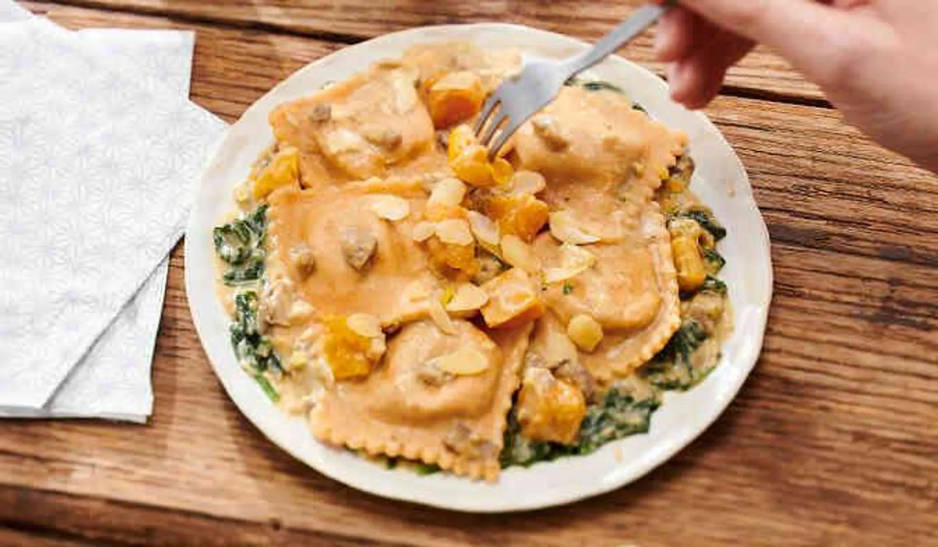 Ravioli à la courge butternut, sce aux champignons