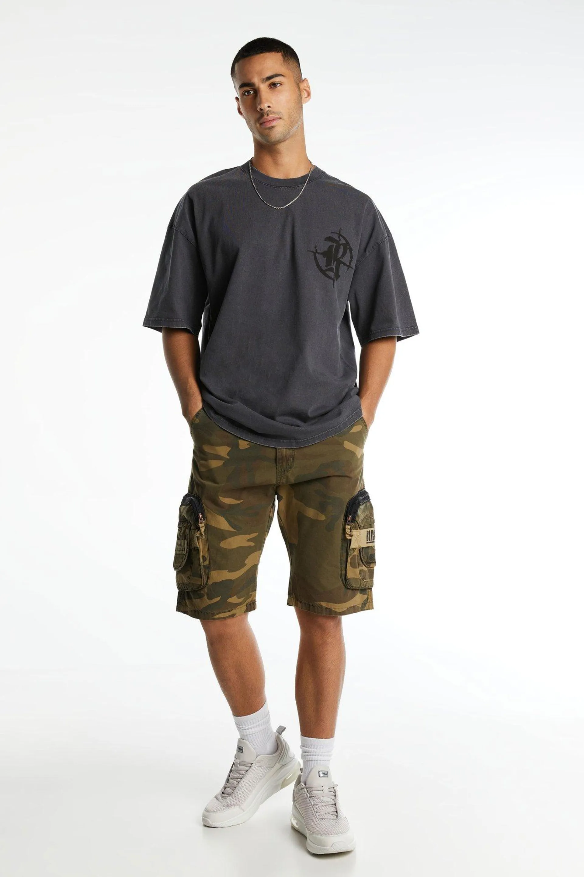 Short cargo avec motif camouflage