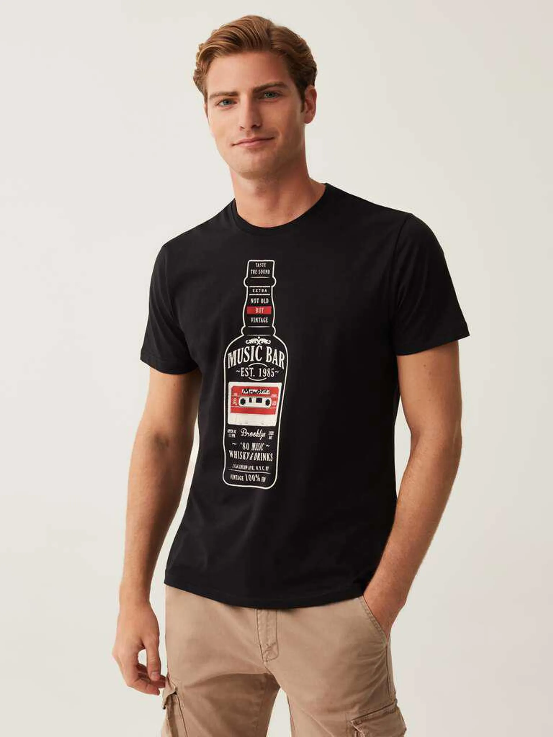 T-shirt in cotone con stampa whisky