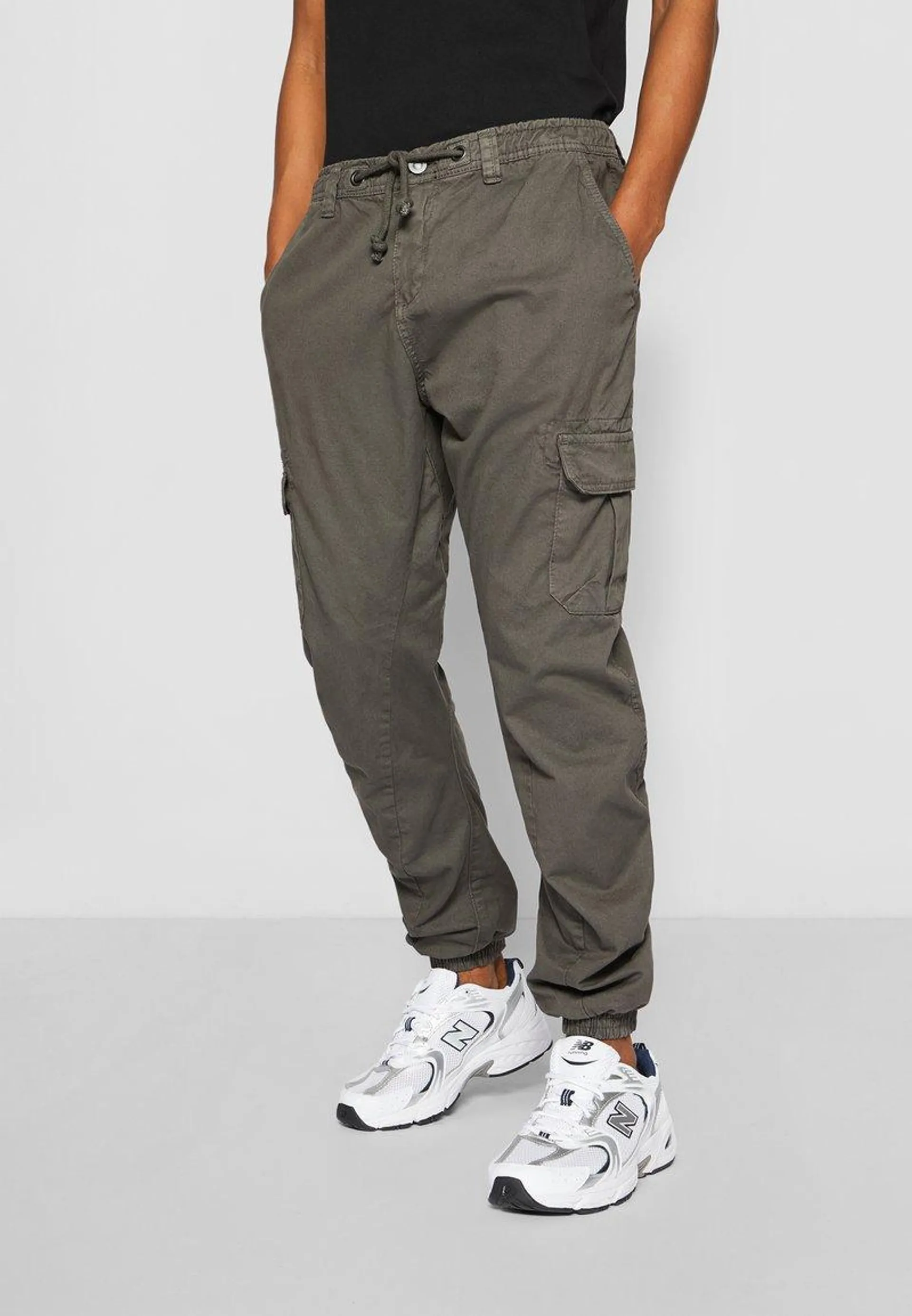 CARGO JOGGING PANTS - Pantalones cargo - magnet