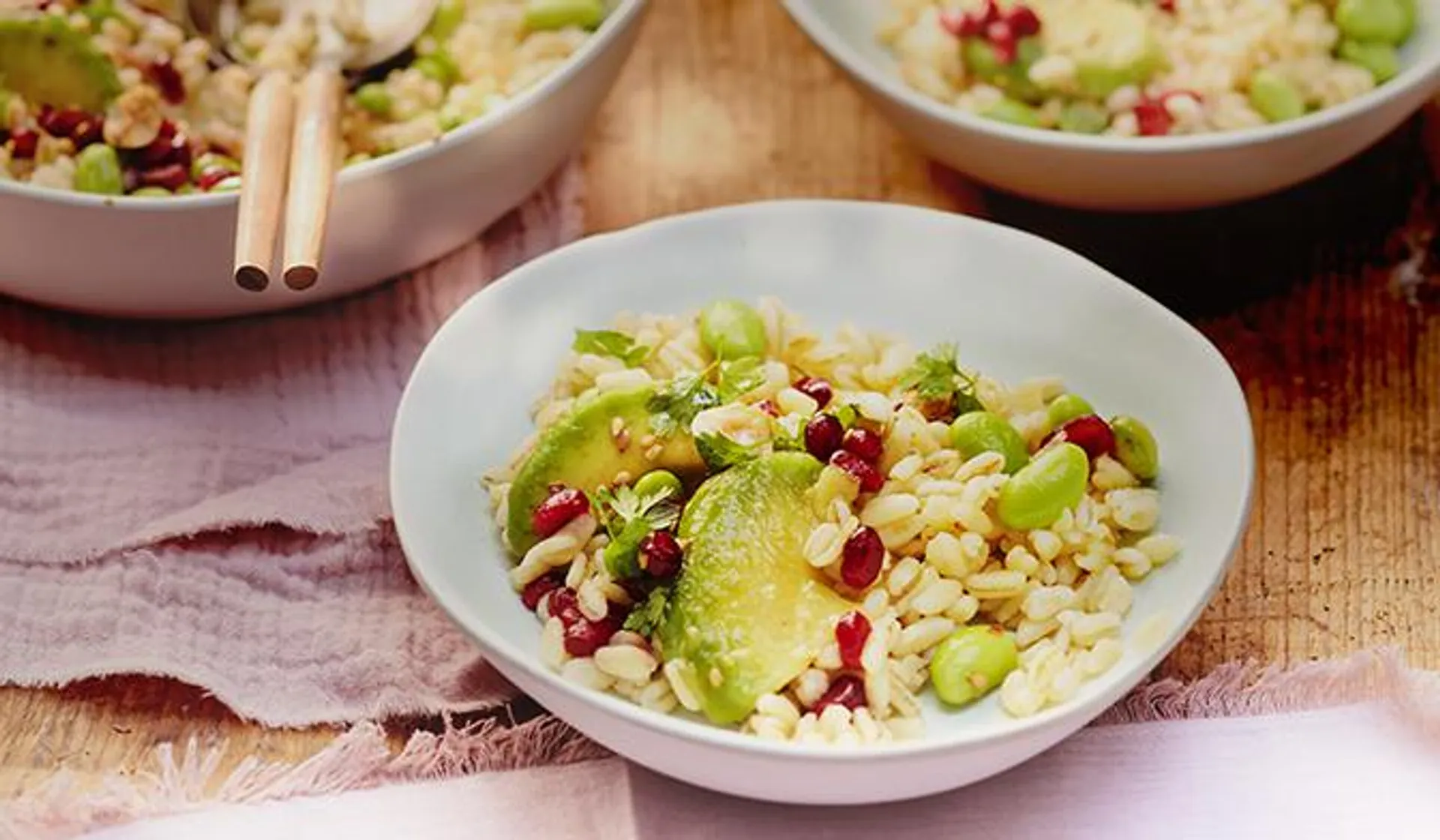 Salade d’edamame au blé, grenade, avocat, noisettes et cerfeuil