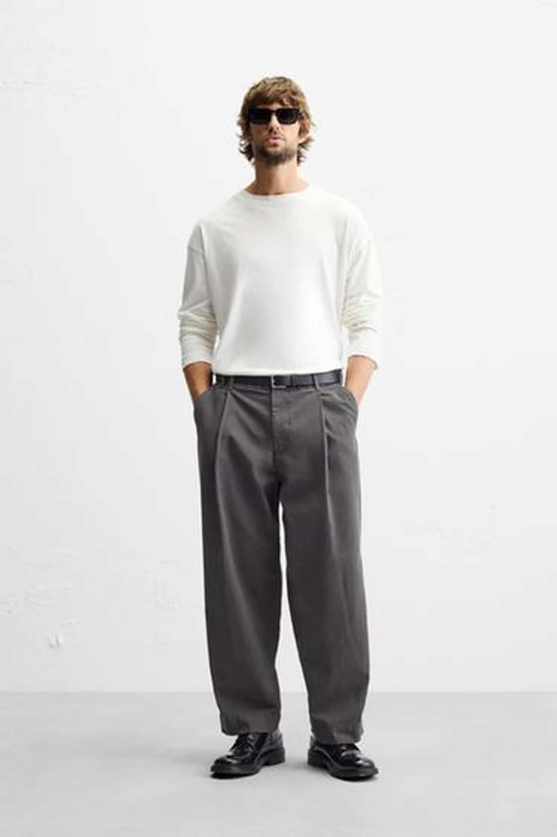 PANTALON CHINO À PLIS