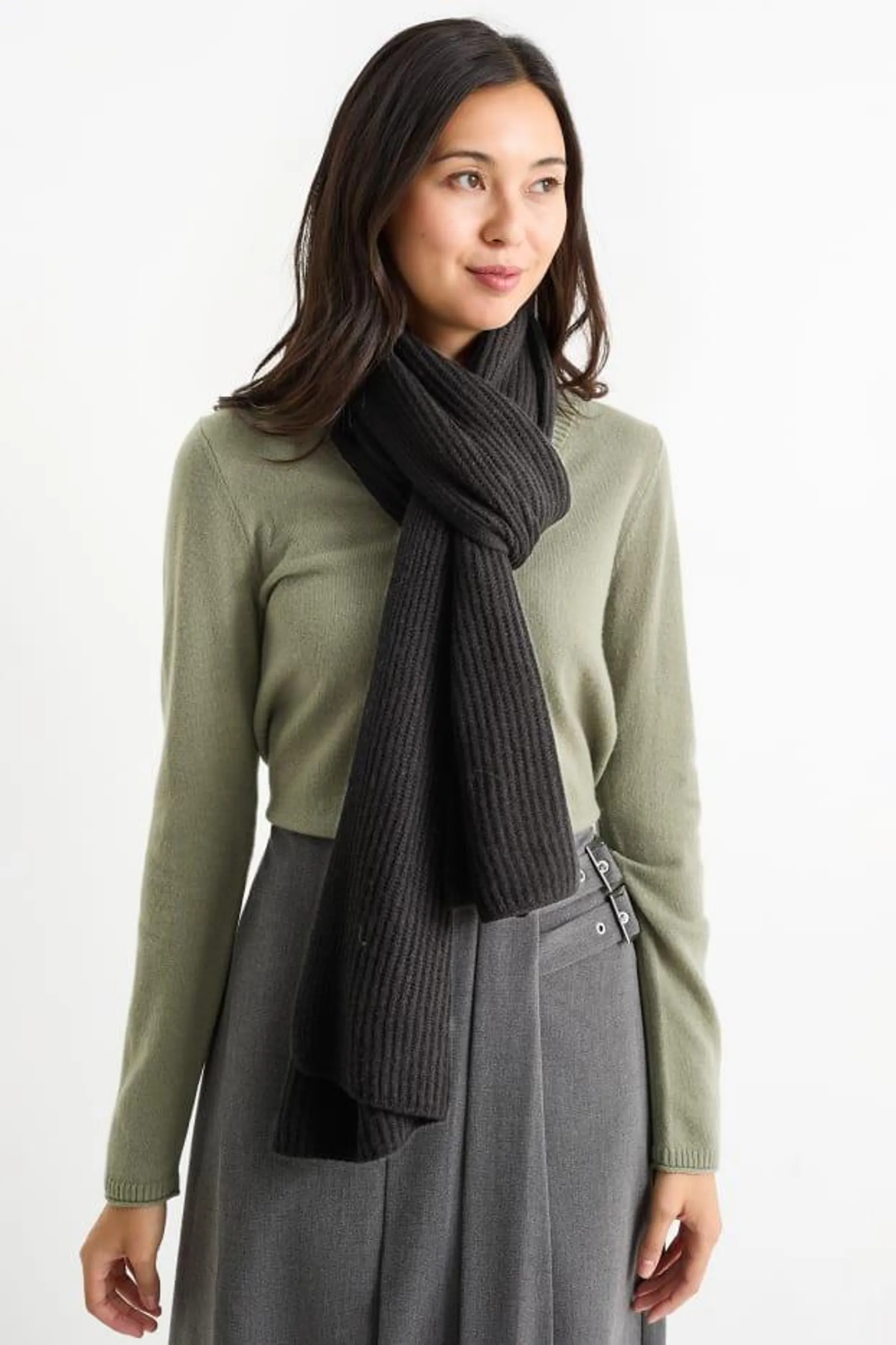 Knitted cashmere scarf