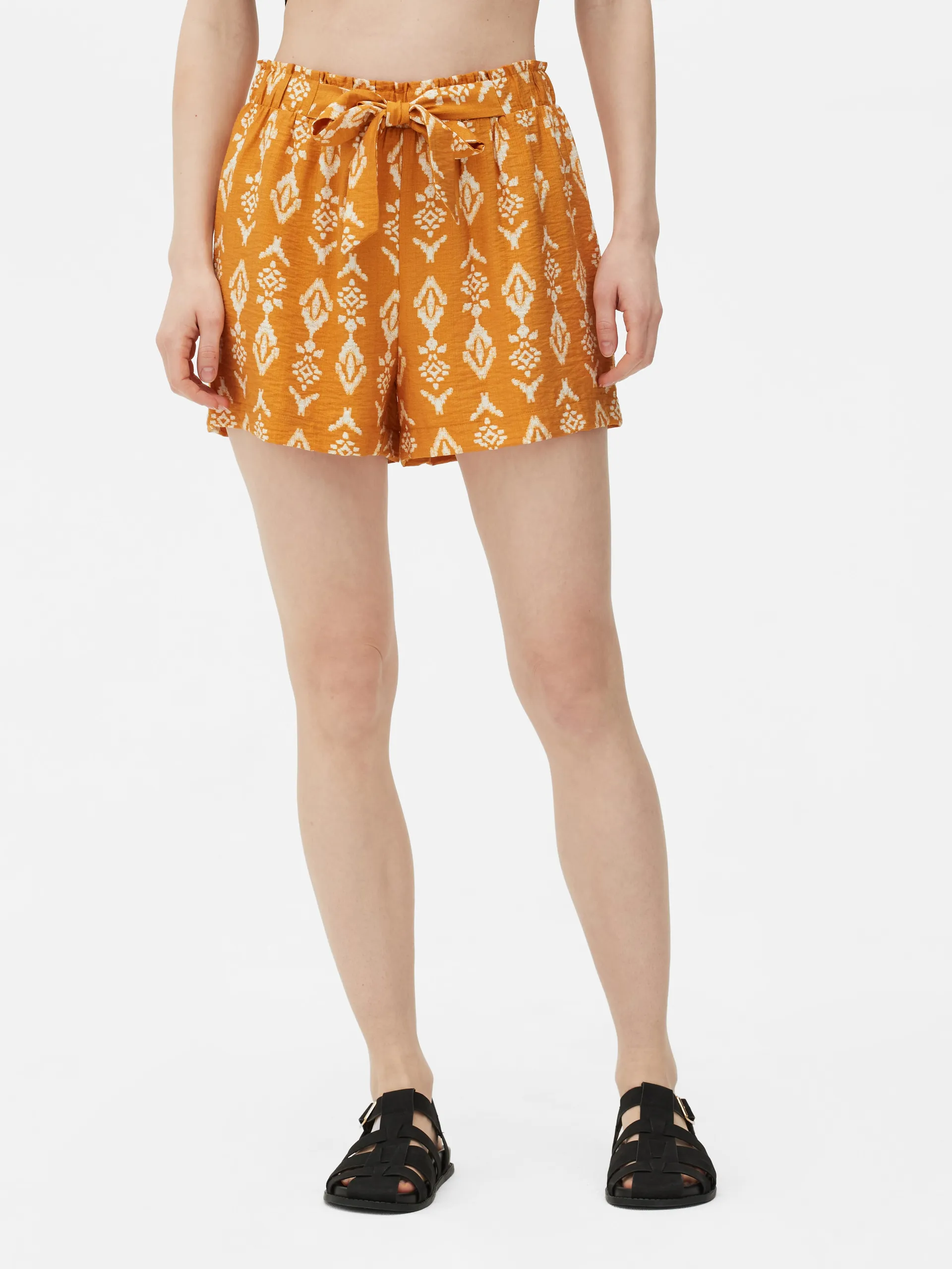 Short à motifs avec ceinture à nouer