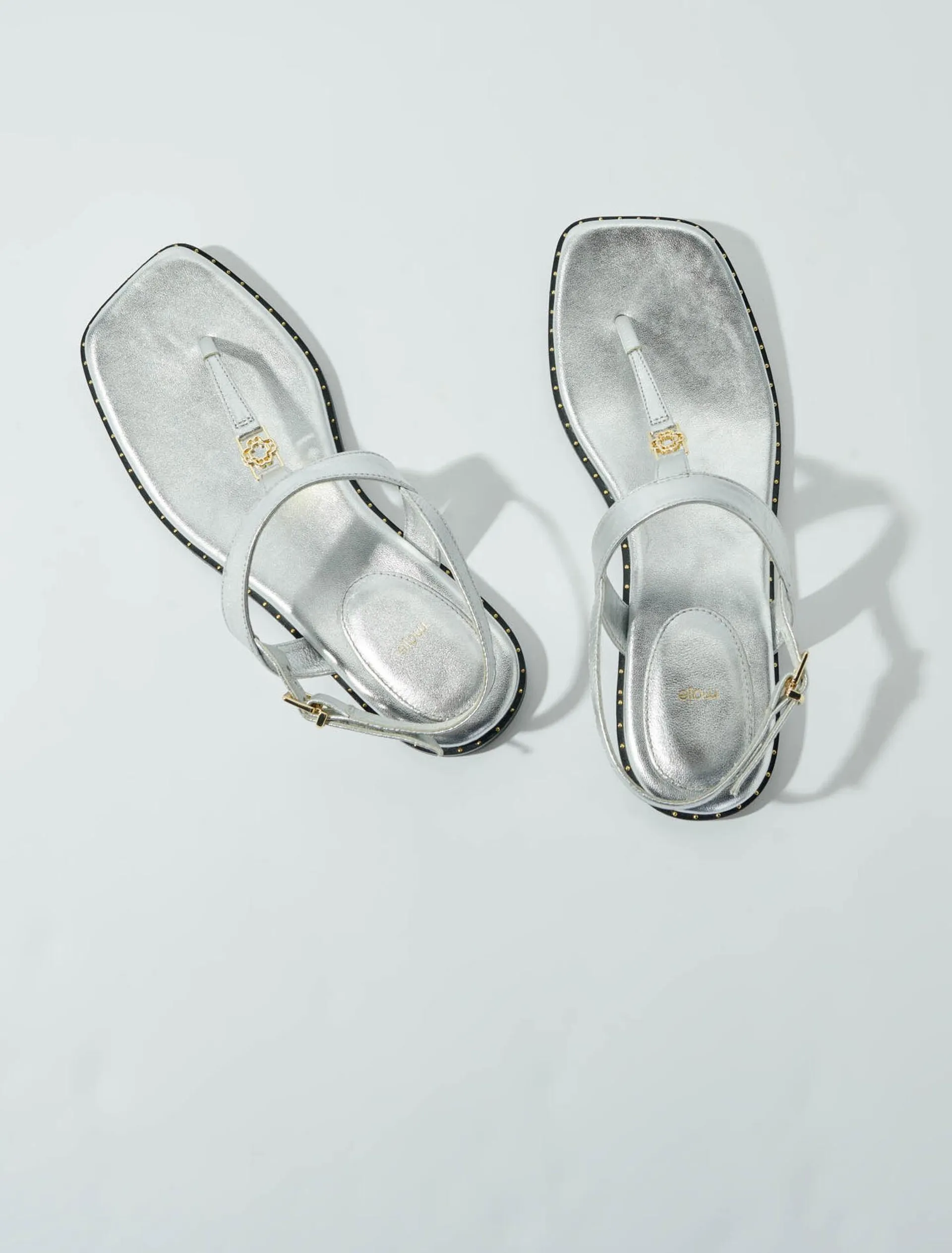 Sandales à brides argentées en cuir