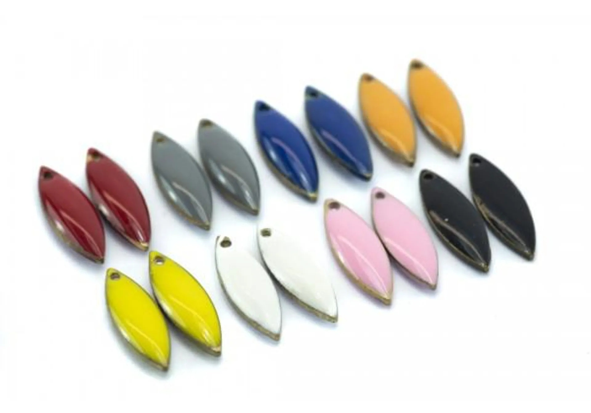 16 Sequins émaillés Navette - Dim. : 16 x 5 mm - Email Double face - Lot Multicolore
