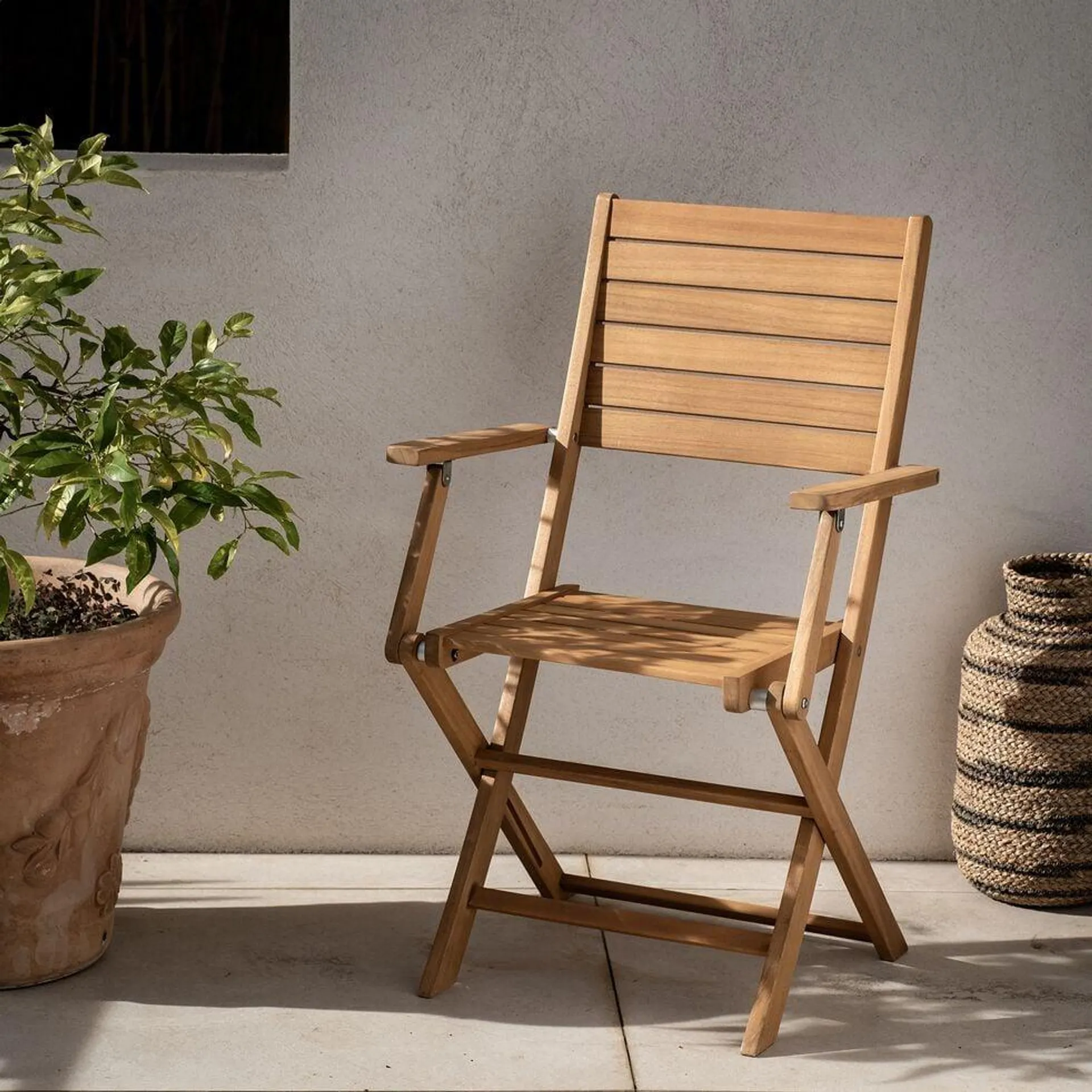 LIVIANA Chaise de jardin pliante avec accoudoirs en acacia - bois clair