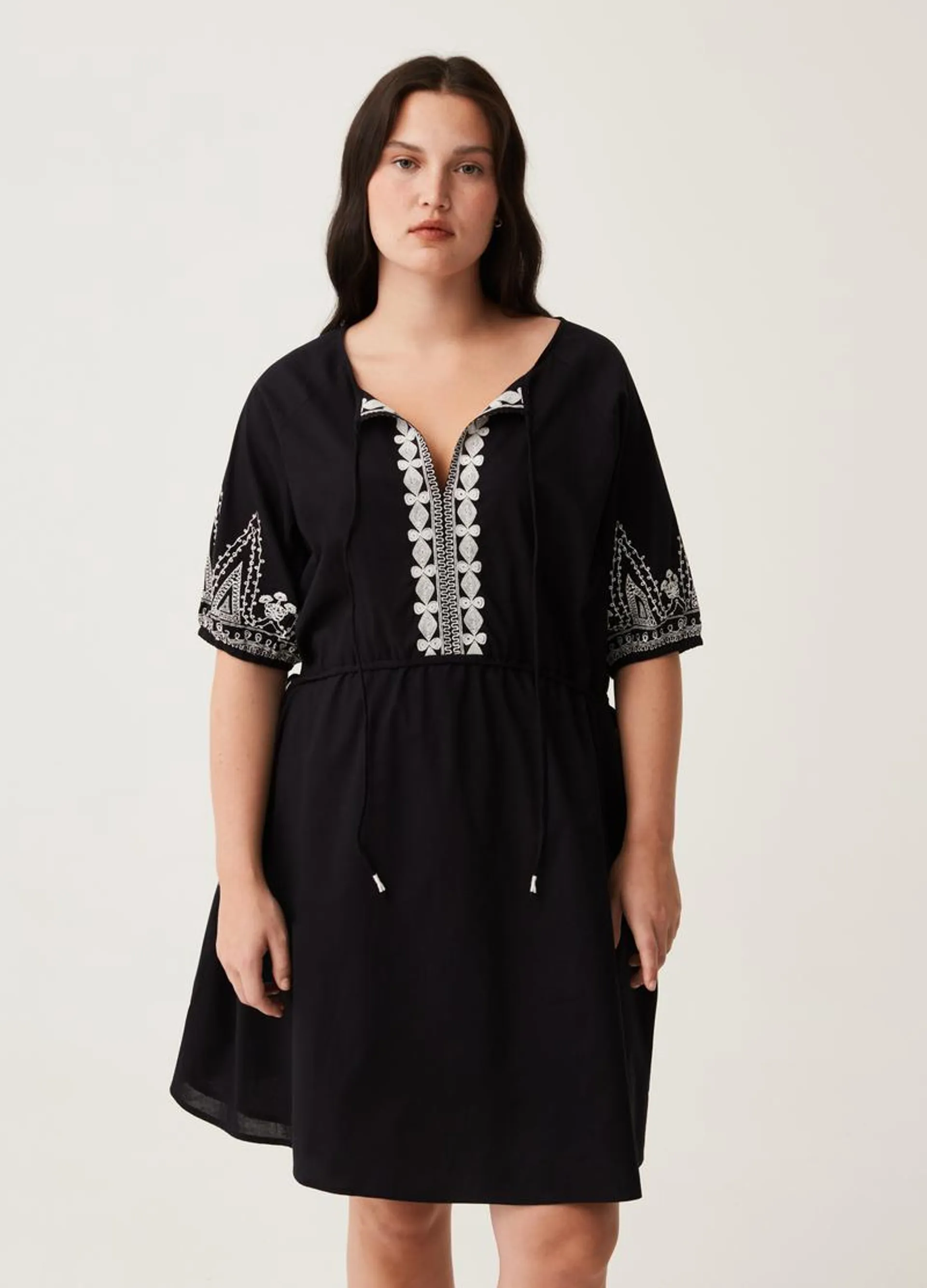 Curvy MYA short dress with traditional embroidery