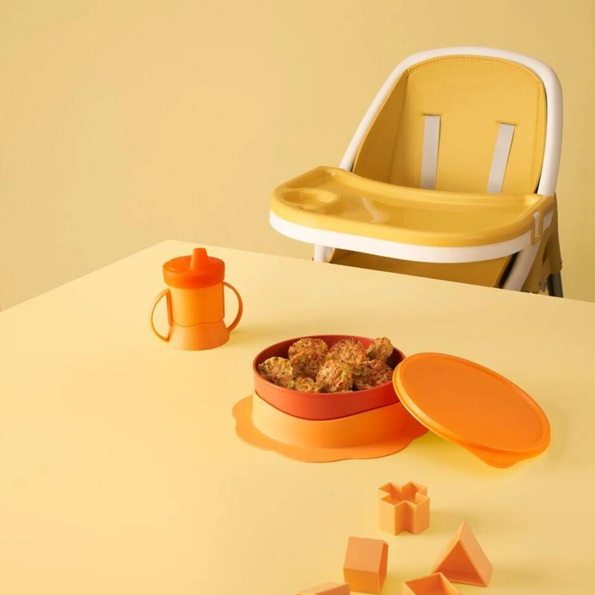 Set enfants : Découvrez l' Assiette bébé avec ventouse et le Gobelet avec bec suceur - l'ensemble parfait pour les premières expériences culinaires des tout-petits !