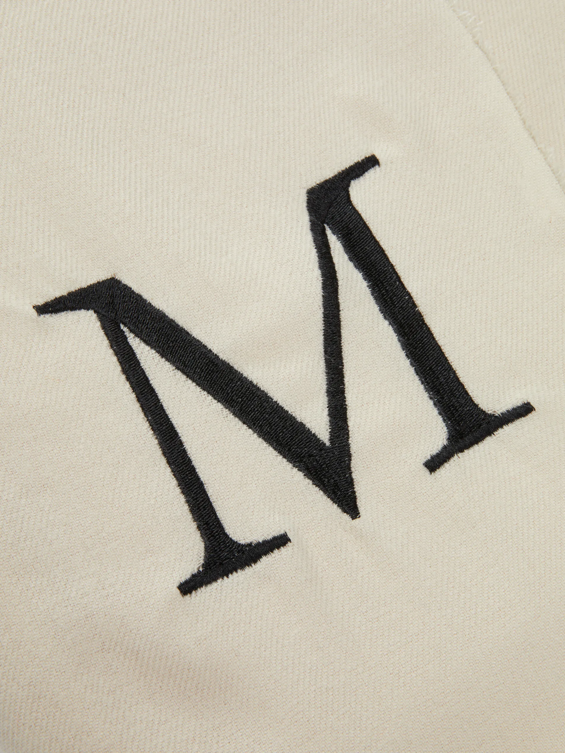 Écharpe brodée avec initiale monogramme