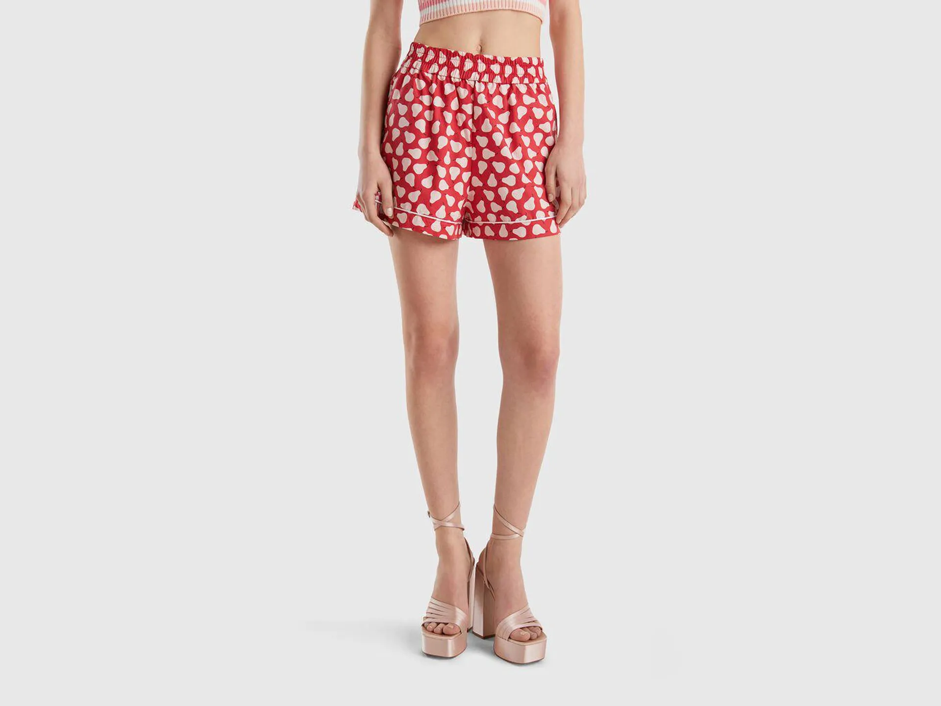 Shorts rossi con pattern pere