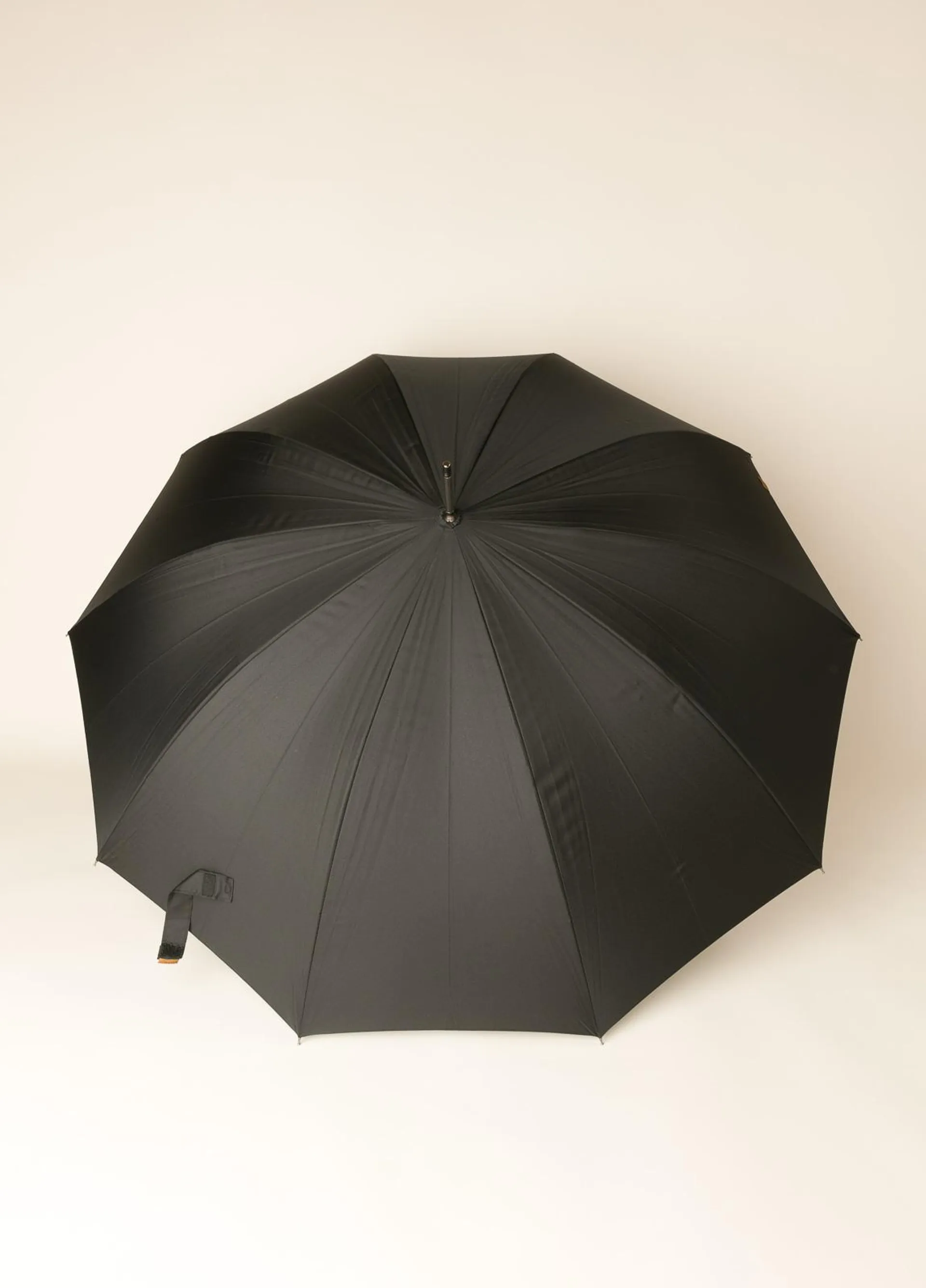 Paraguas FUREST COLECCIÓN negro con puño de madera.