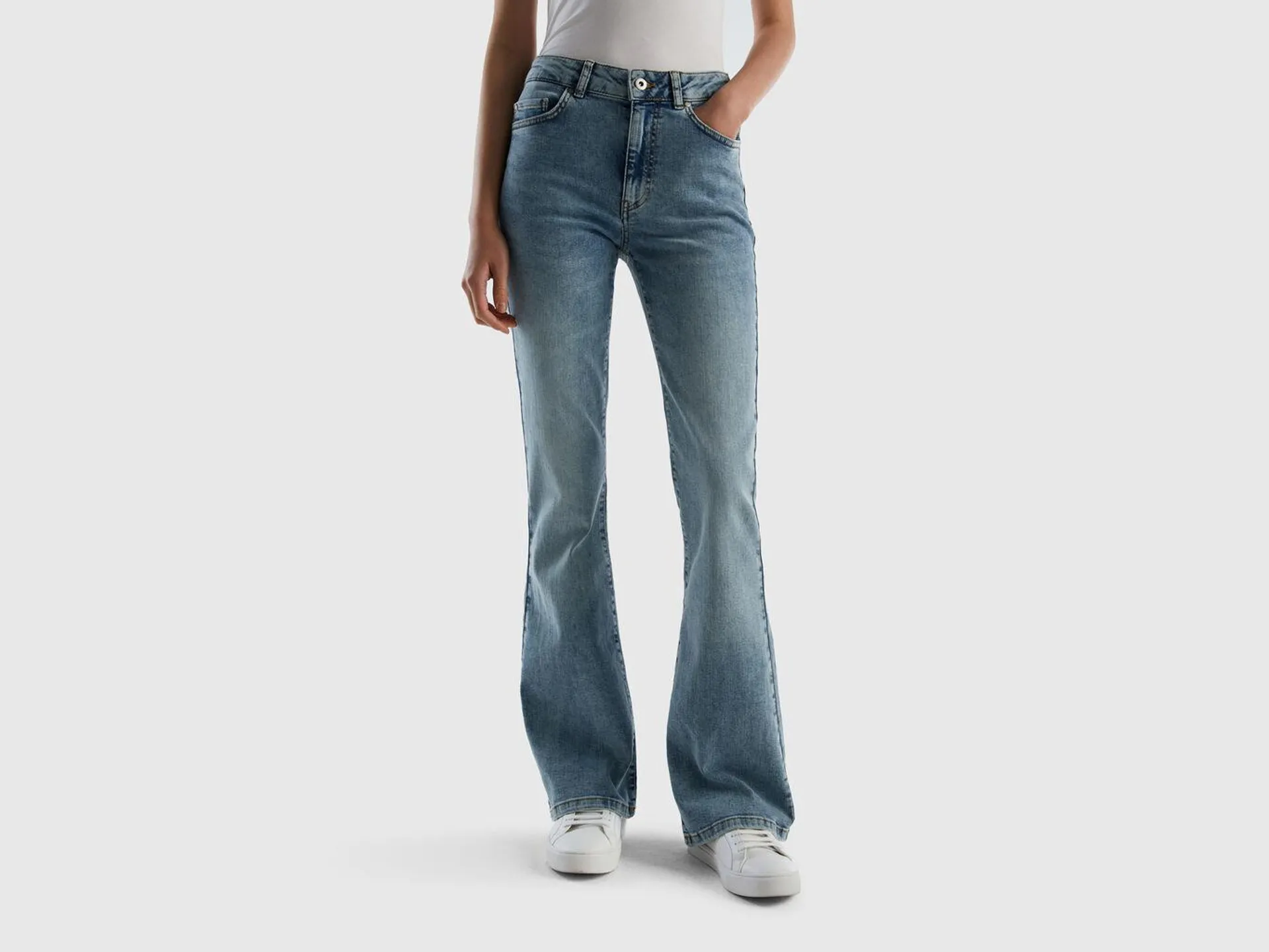 Jeans elasticizzati a zampa