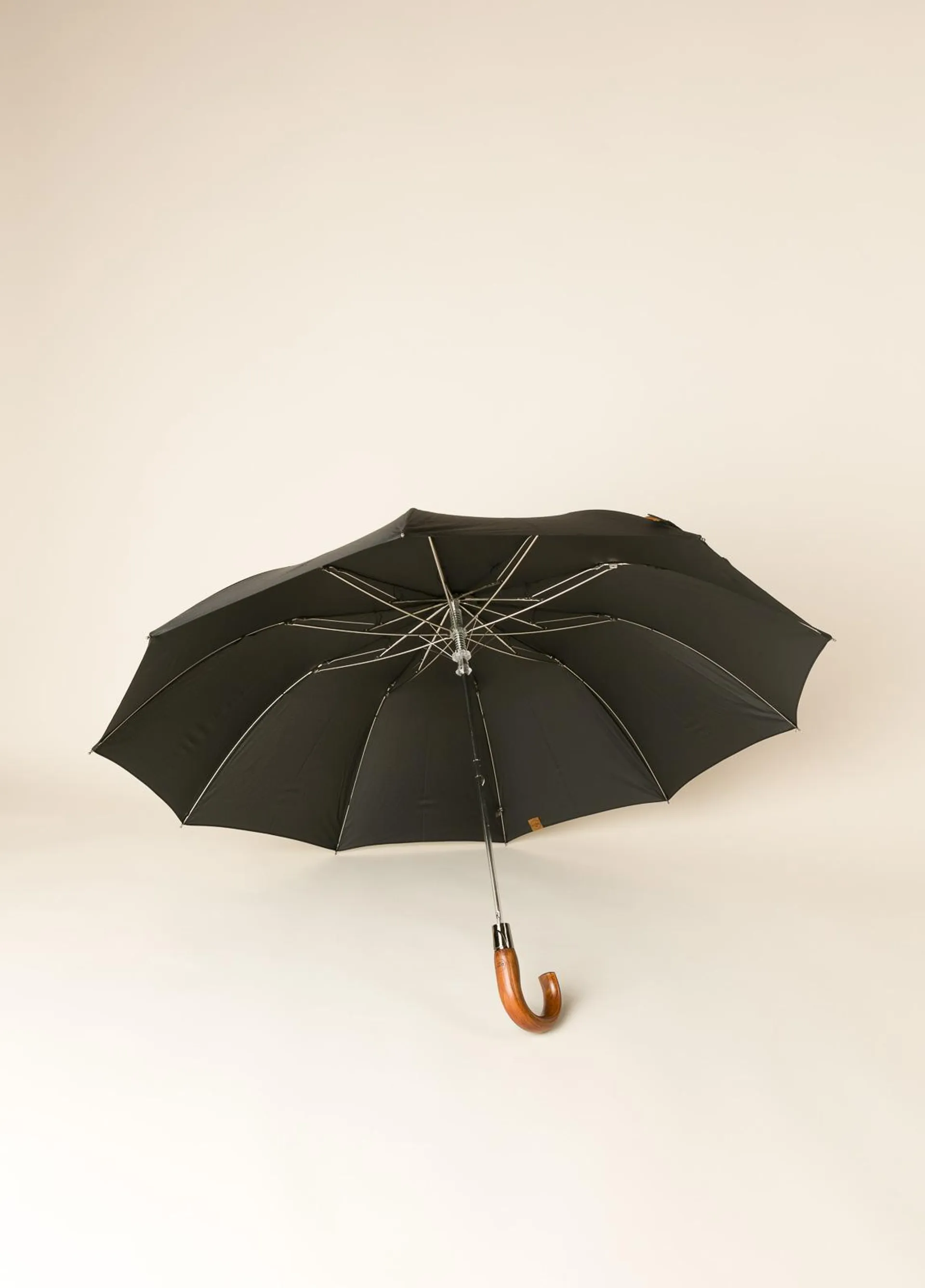 Paraguas FUREST COLECCIÓN plegable negro con puño de madera.
