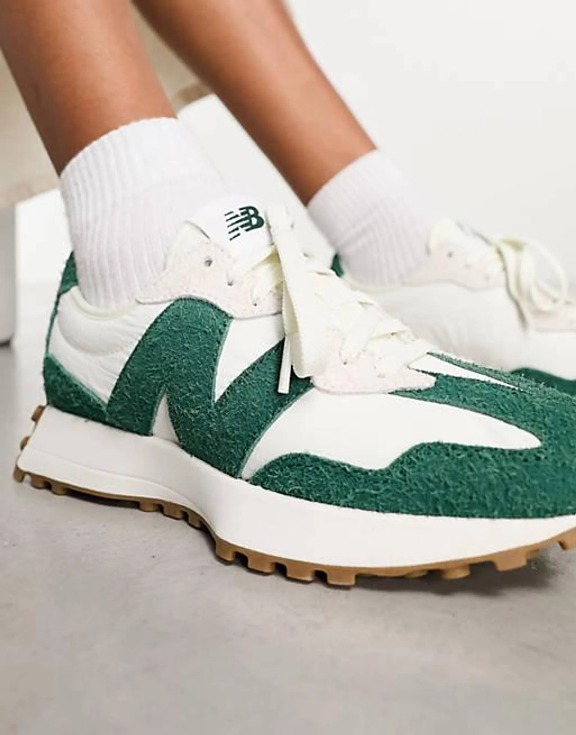 In esclusiva per ASOS - New Balance - 327 - Sneakers bianche e verde pastello