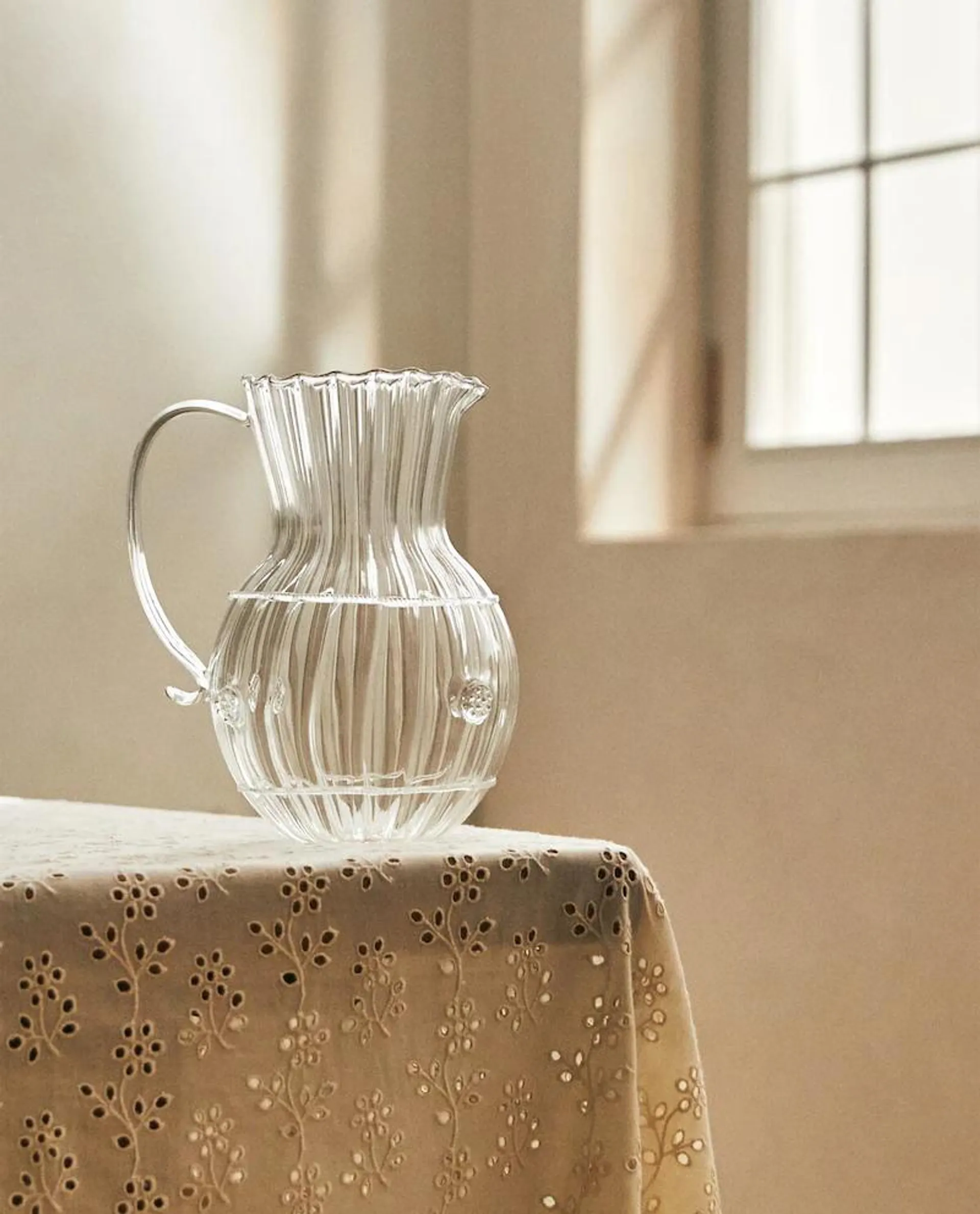 BOROSILICATE JUG WITH LINE DESIGN