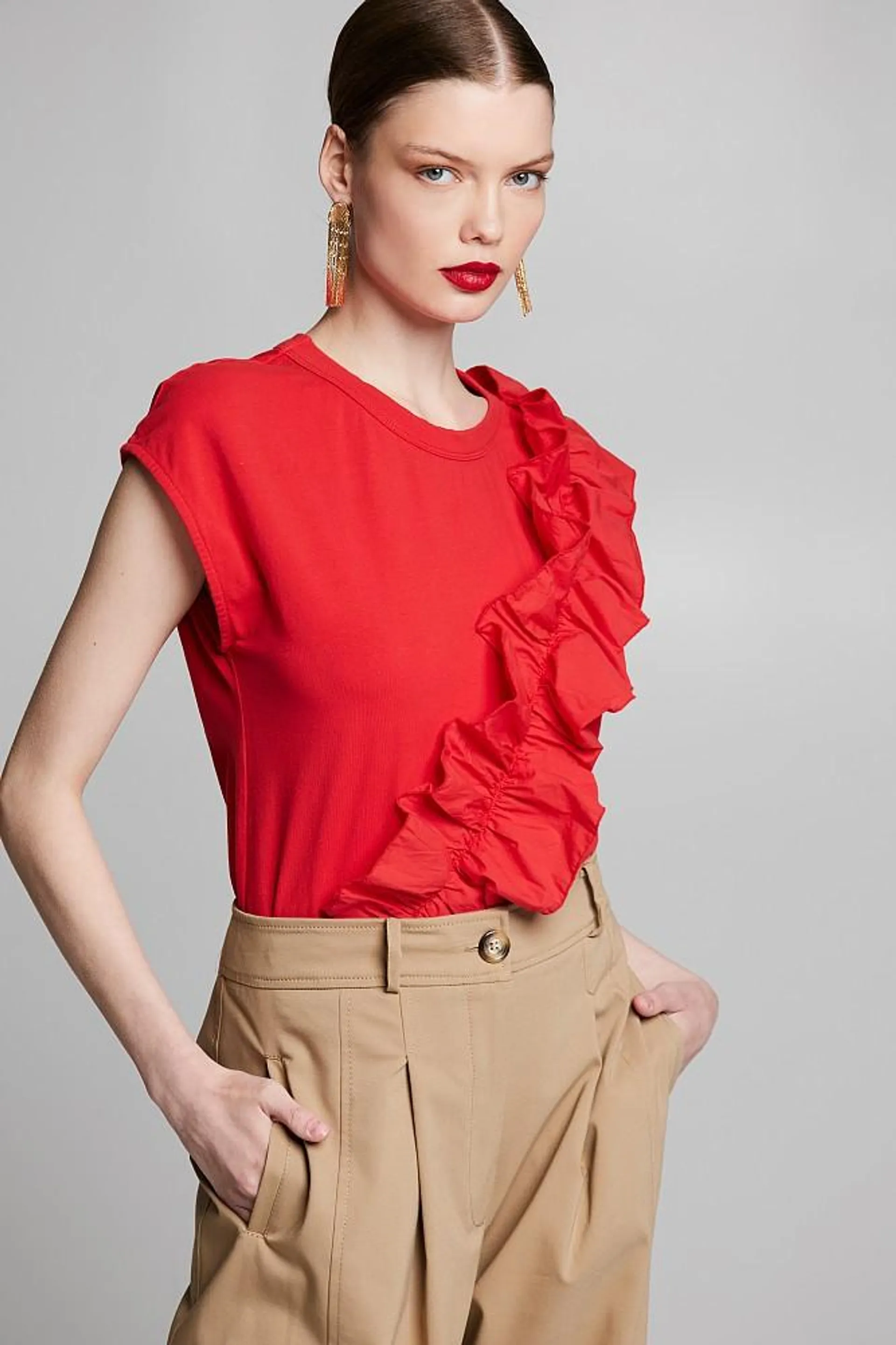 Sleeveless blouse with ruffle