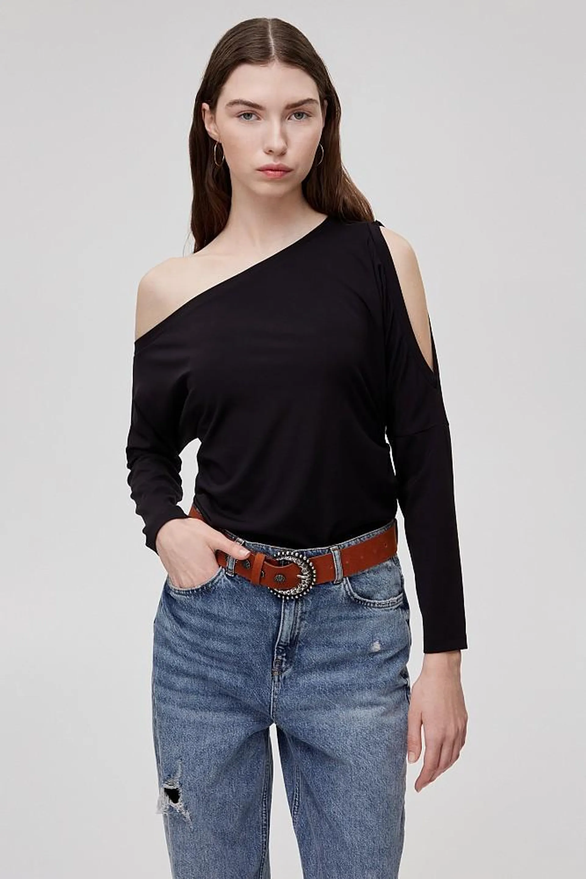 Blouse with one shoulder and cut out