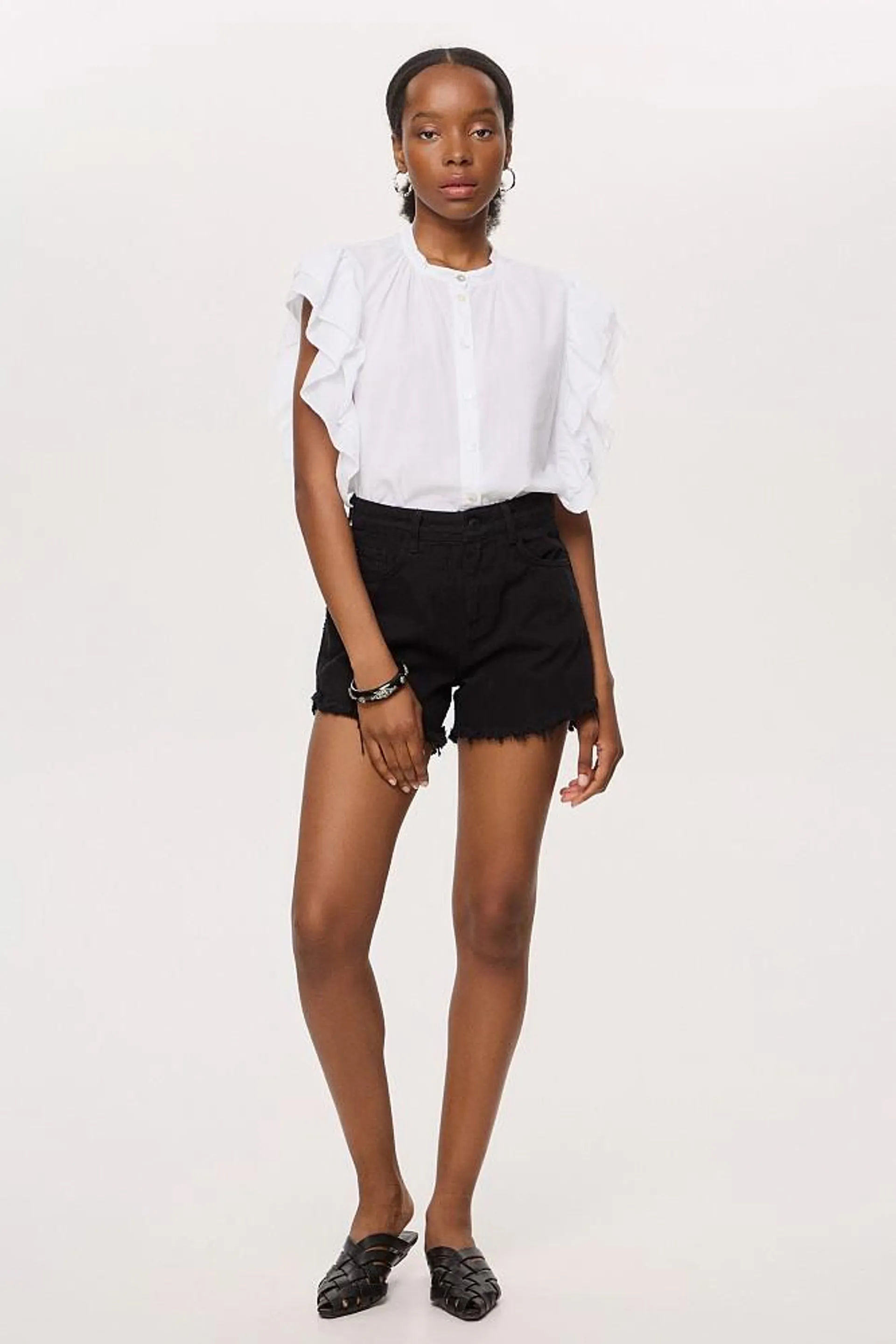 Sleeveless shirt with ruffles