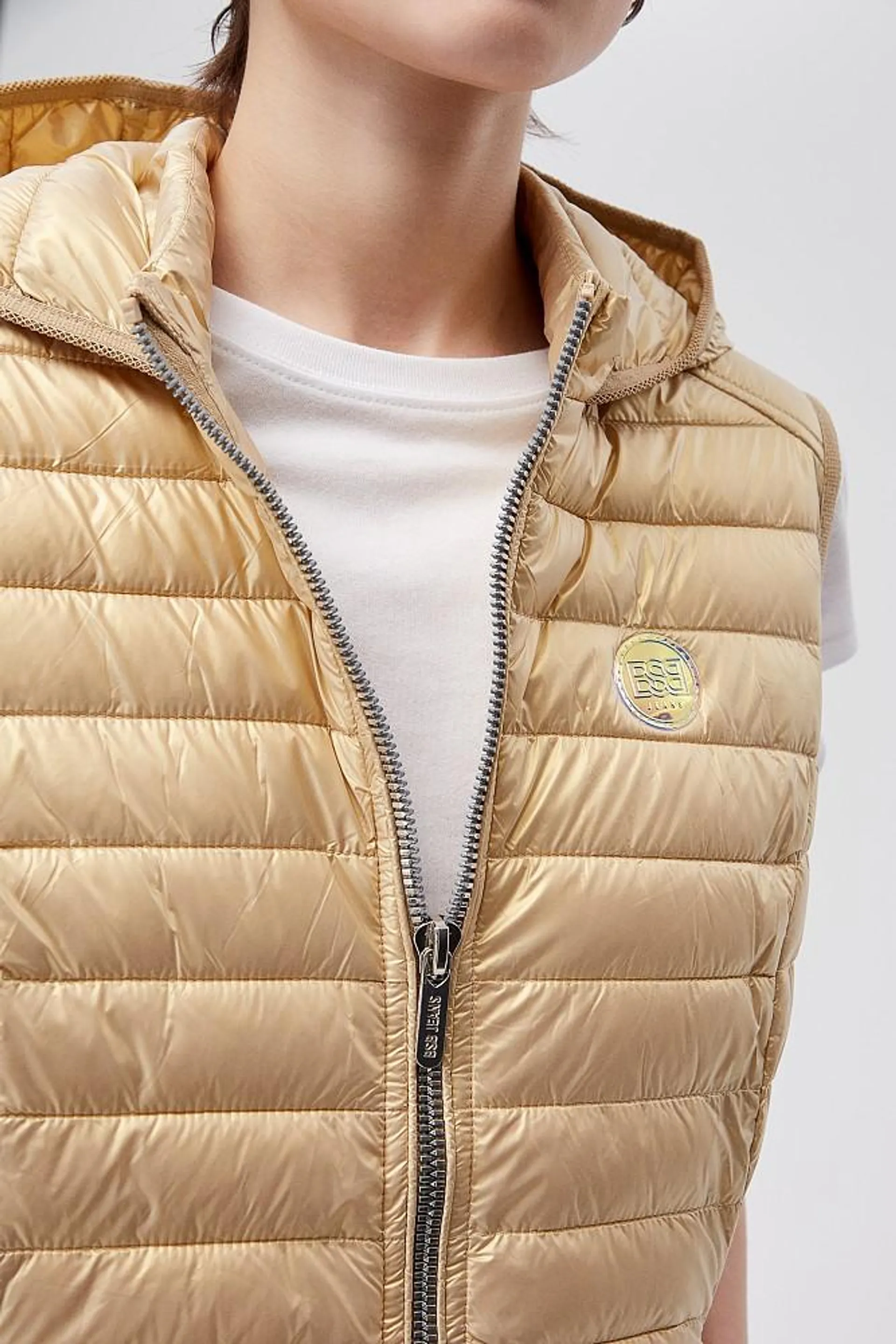 Sleeveless metallic puffer jacket